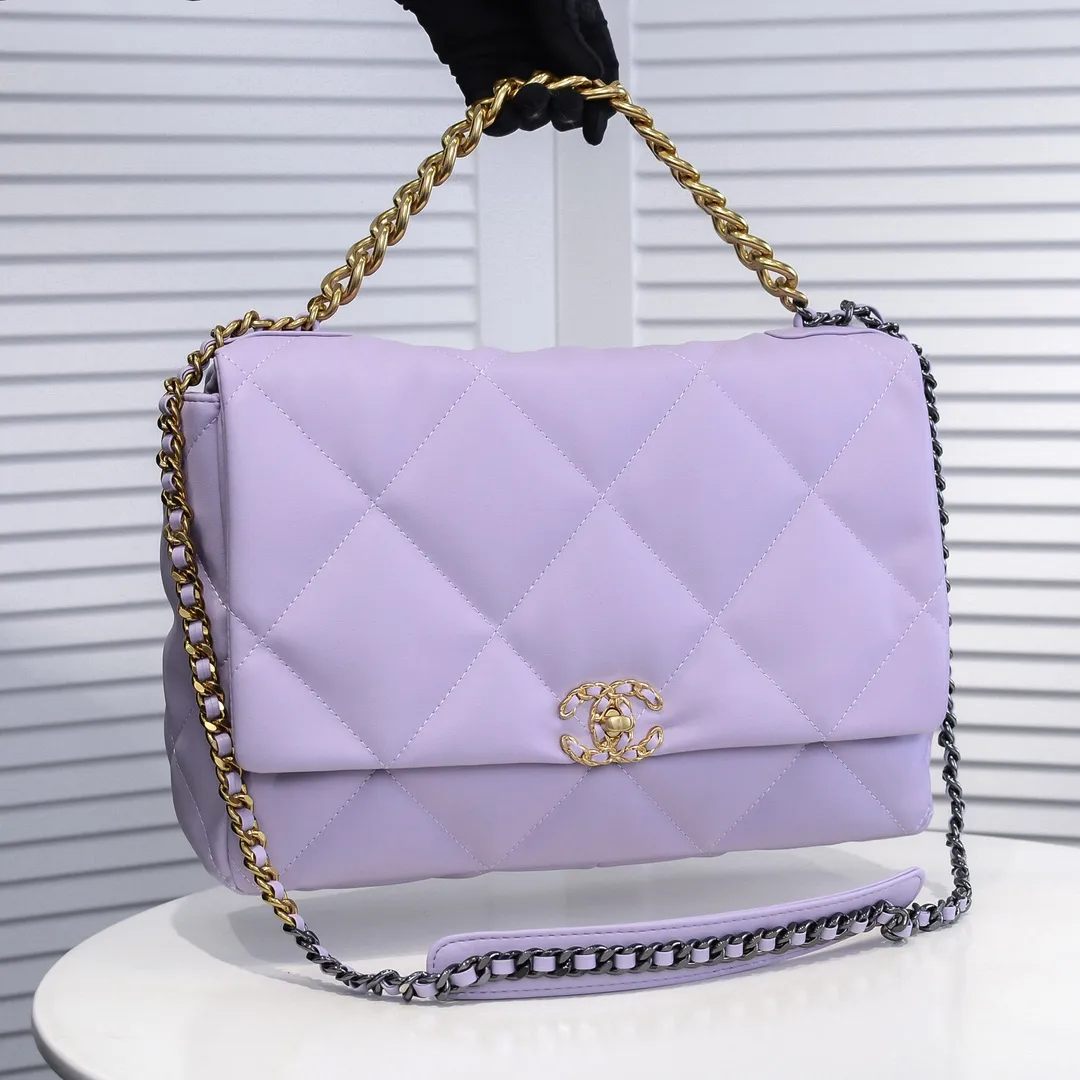 💰480￥Purple large size Chanel’s latest hot style is now available📣📣Synchronized with counters🤭Imported cowhide🐂feels very soft. The upper body effect is super good, it can be carried by hand, on one shoulder or cross-body, showing the elegance and charm of women. Hurry up and get it. Style number: 9012. Size: 36*24*14cm.