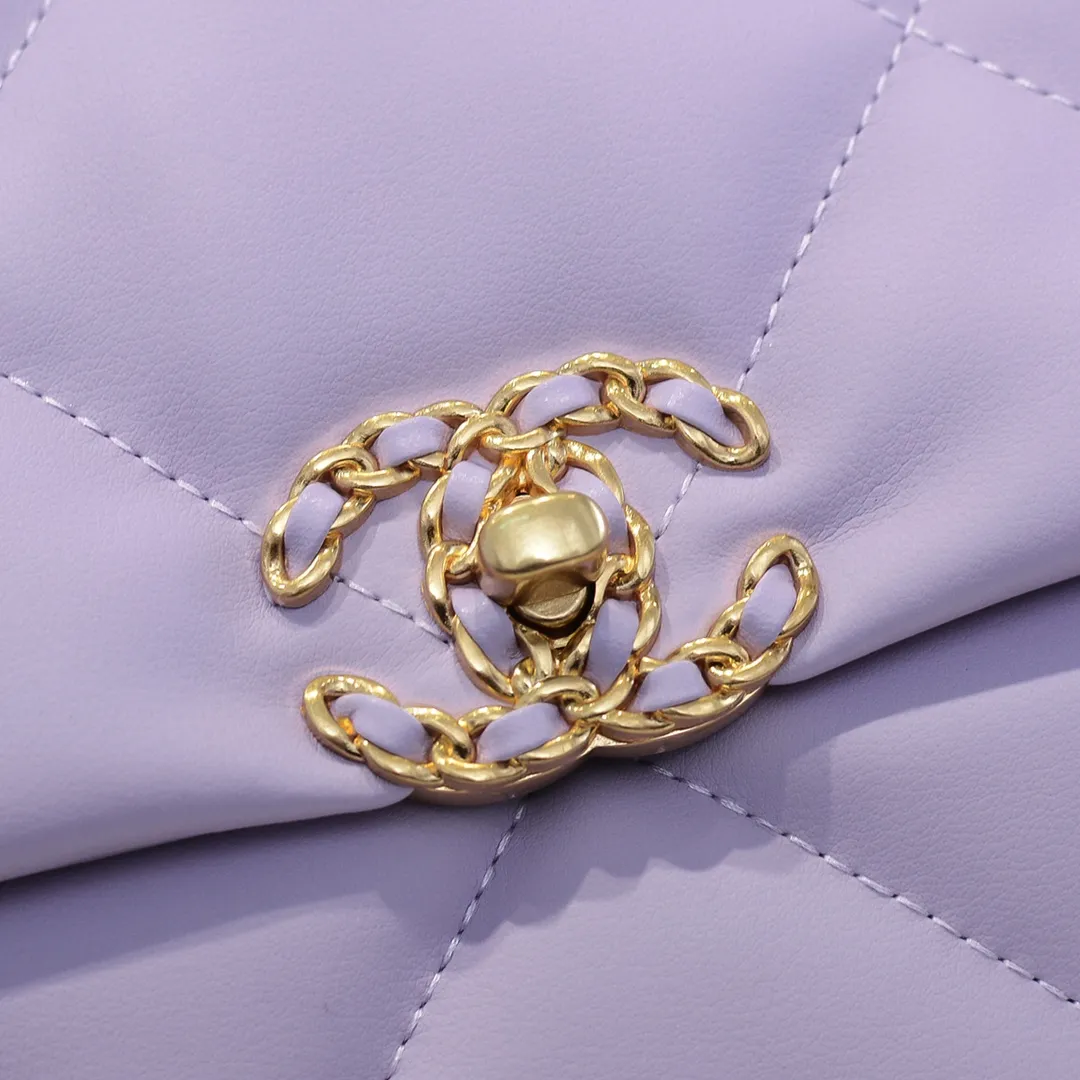 💰480￥Purple large size Chanel’s latest hot style is now available📣📣Synchronized with counters🤭Imported cowhide🐂feels very soft. The upper body effect is super good, it can be carried by hand, on one shoulder or cross-body, showing the elegance and charm of women. Hurry up and get it. Style number: 9012. Size: 36*24*14cm.