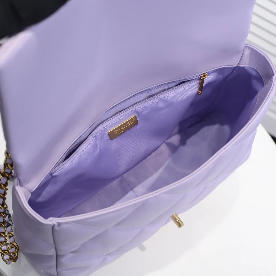 💰480￥Purple large size Chanel’s latest hot style is now available📣📣Synchronized with counters🤭Imported cowhide🐂feels very soft. The upper body effect is super good, it can be carried by hand, on one shoulder or cross-body, showing the elegance and charm of women. Hurry up and get it. Style number: 9012. Size: 36*24*14cm.
