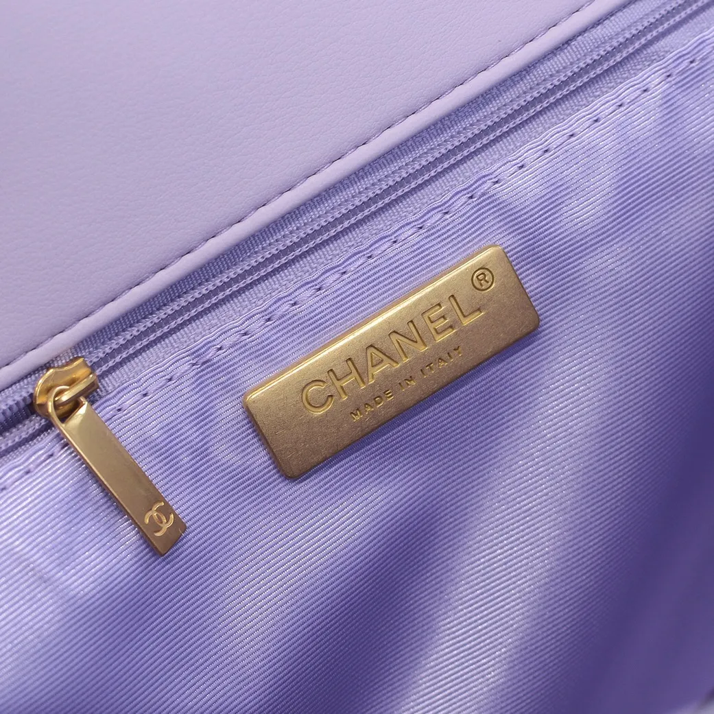 💰480￥Purple large size Chanel’s latest hot style is now available📣📣Synchronized with counters🤭Imported cowhide🐂feels very soft. The upper body effect is super good, it can be carried by hand, on one shoulder or cross-body, showing the elegance and charm of women. Hurry up and get it. Style number: 9012. Size: 36*24*14cm.