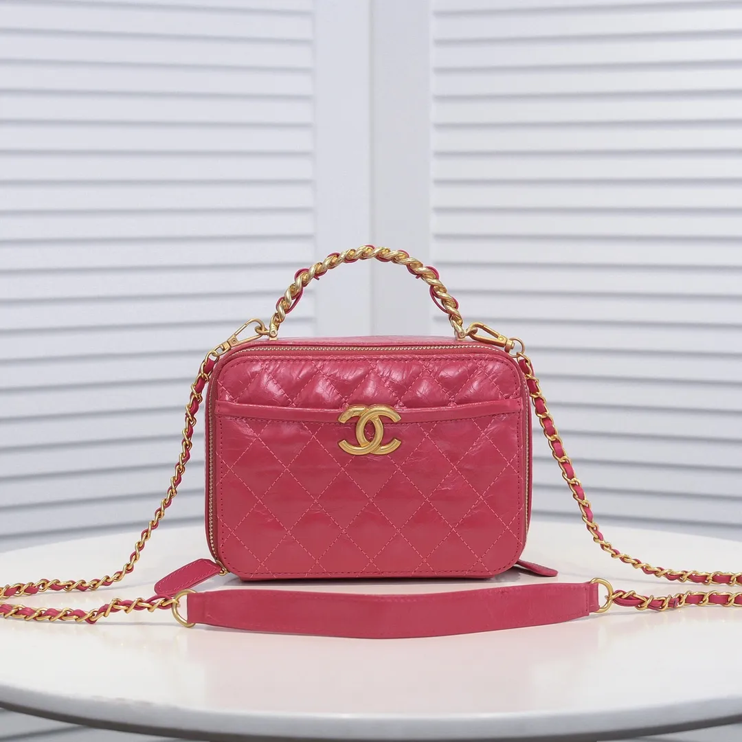 💰420￥Large size👑Chanel 2021 latest large and small camera bags are shipped! The double-zipper handheld camera bag is on sale now; it is made of imported top-layer oil-waxed calfskin. It has a strong sense of light. The leather chain-shaped handle has a retro style, and the compartment design is destined to have extraordinary capacity; it is super easy to store. It combines sophistication and fashion, and it is also great to use as a cosmetic case! Size: Large 13.5*18.5x7.5cm Style number: 9055