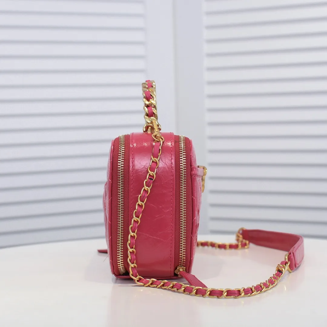 💰420￥Large size👑Chanel 2021 latest large and small camera bags are shipped! The double-zipper handheld camera bag is on sale now; it is made of imported top-layer oil-waxed calfskin. It has a strong sense of light. The leather chain-shaped handle has a retro style, and the compartment design is destined to have extraordinary capacity; it is super easy to store. It combines sophistication and fashion, and it is also great to use as a cosmetic case! Size: Large 13.5*18.5x7.5cm Style number: 9055