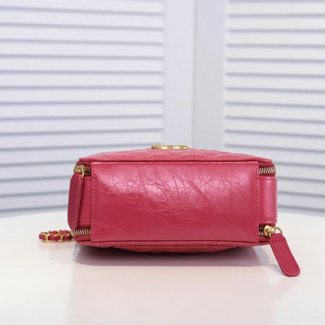 💰420￥Large size👑Chanel 2021 latest large and small camera bags are shipped! The double-zipper handheld camera bag is on sale now; it is made of imported top-layer oil-waxed calfskin. It has a strong sense of light. The leather chain-shaped handle has a retro style, and the compartment design is destined to have extraordinary capacity; it is super easy to store. It combines sophistication and fashion, and it is also great to use as a cosmetic case! Size: Large 13.5*18.5x7.5cm Style number: 9055