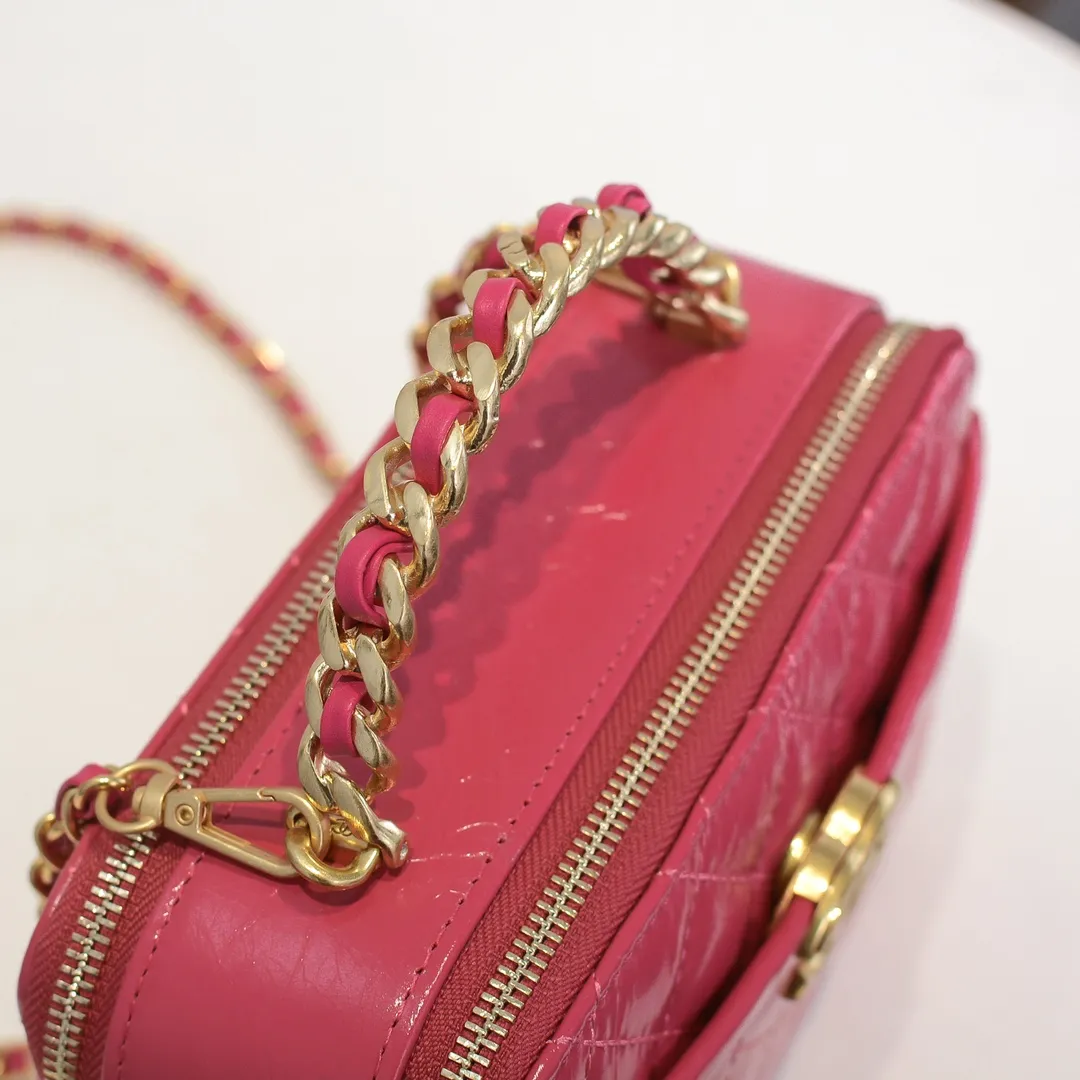 💰420￥Large size👑Chanel 2021 latest large and small camera bags are shipped! The double-zipper handheld camera bag is on sale now; it is made of imported top-layer oil-waxed calfskin. It has a strong sense of light. The leather chain-shaped handle has a retro style, and the compartment design is destined to have extraordinary capacity; it is super easy to store. It combines sophistication and fashion, and it is also great to use as a cosmetic case! Size: Large 13.5*18.5x7.5cm Style number: 9055