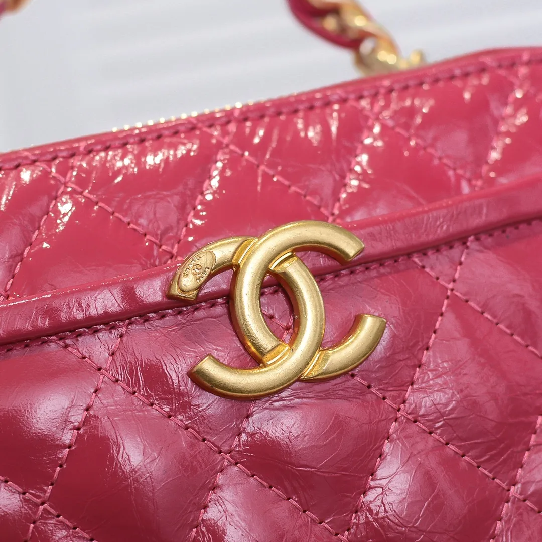 💰420￥Large size👑Chanel 2021 latest large and small camera bags are shipped! The double-zipper handheld camera bag is on sale now; it is made of imported top-layer oil-waxed calfskin. It has a strong sense of light. The leather chain-shaped handle has a retro style, and the compartment design is destined to have extraordinary capacity; it is super easy to store. It combines sophistication and fashion, and it is also great to use as a cosmetic case! Size: Large 13.5*18.5x7.5cm Style number: 9055