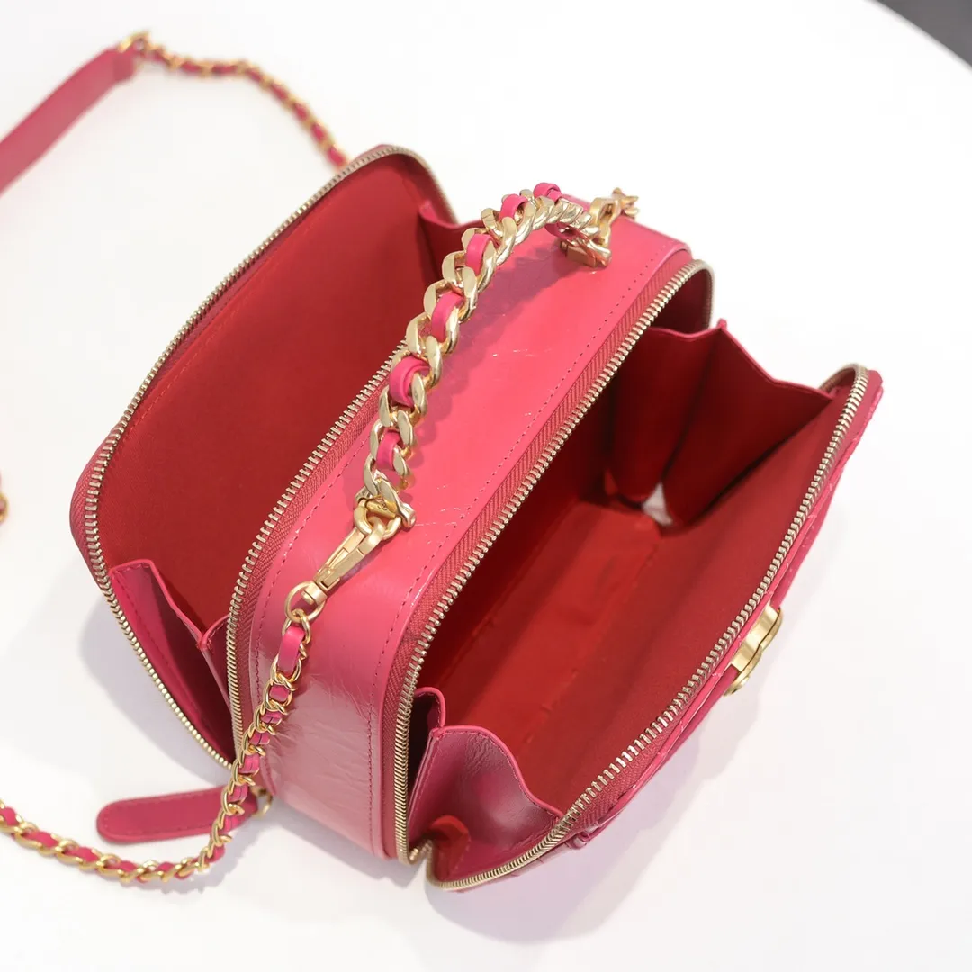 💰420￥Large size👑Chanel 2021 latest large and small camera bags are shipped! The double-zipper handheld camera bag is on sale now; it is made of imported top-layer oil-waxed calfskin. It has a strong sense of light. The leather chain-shaped handle has a retro style, and the compartment design is destined to have extraordinary capacity; it is super easy to store. It combines sophistication and fashion, and it is also great to use as a cosmetic case! Size: Large 13.5*18.5x7.5cm Style number: 9055