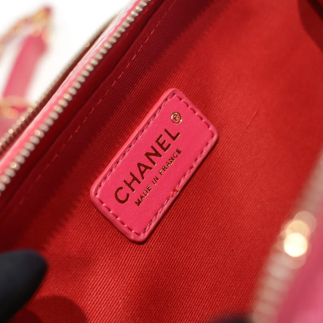 💰420￥Large size👑Chanel 2021 latest large and small camera bags are shipped! The double-zipper handheld camera bag is on sale now; it is made of imported top-layer oil-waxed calfskin. It has a strong sense of light. The leather chain-shaped handle has a retro style, and the compartment design is destined to have extraordinary capacity; it is super easy to store. It combines sophistication and fashion, and it is also great to use as a cosmetic case! Size: Large 13.5*18.5x7.5cm Style number: 9055
