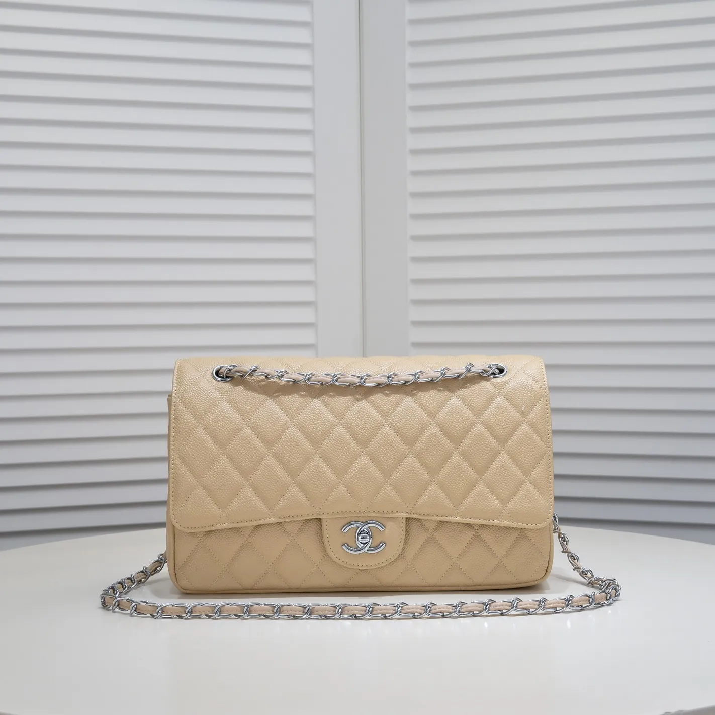 💰460￥Apricot [color] Chanel [color] century classic, carefully crafted with exquisite workmanship of every stitch and thread, imported caviar cowhide with original hardware, full rhombus 💯The shape of the whole bag is particularly soft and perfect 👍👍😔😔Classic and irresistible, size: 30X18X8cm, style number: 1113