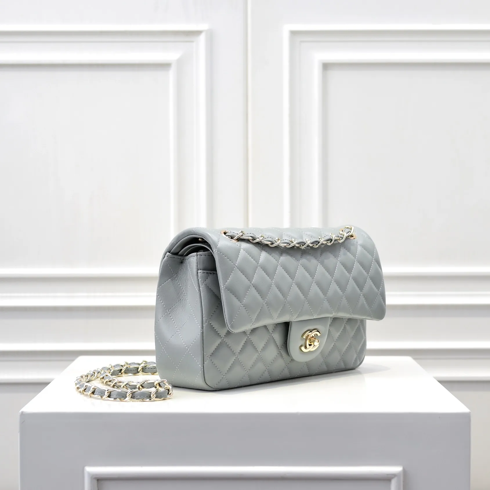 💰420￥Chanel🔥Exclusive quality real shot shipment✈️Official website updated simultaneously👑Chanel sheep pattern classic style with original hardware, summer style is coming💋CHANEL ‼ ️Crossbody bag, sheepskin with red lining🌸‼ ️ 🙈Fashion new favorite🙈 Size: 25.5*16*6.5. Style number: 1112 sheepskin
