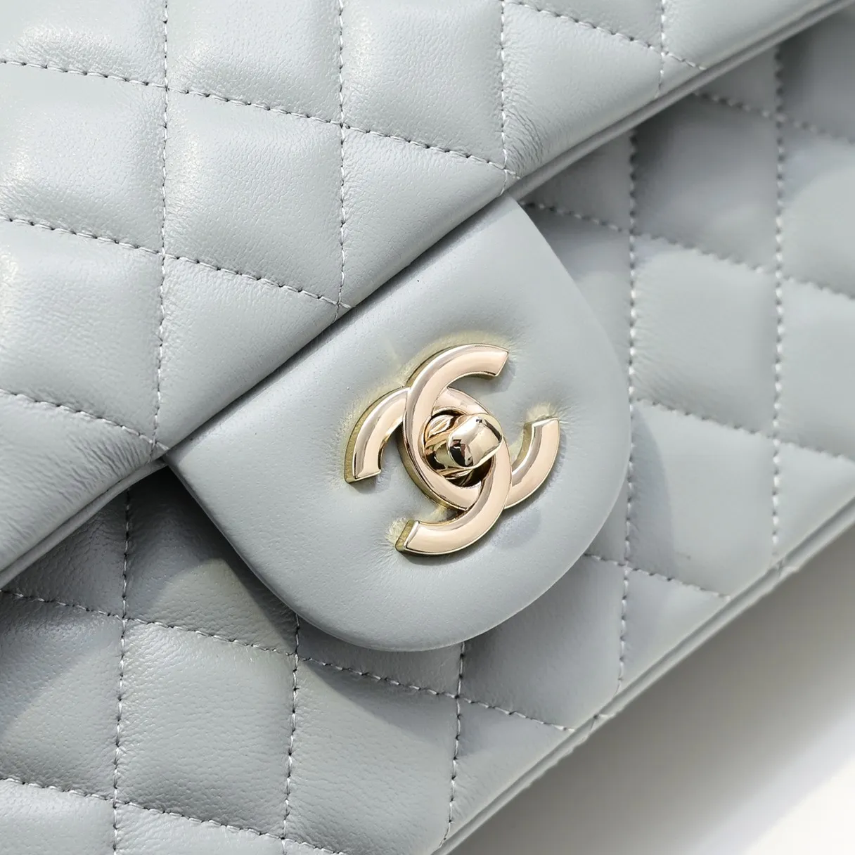 💰420￥Chanel🔥Exclusive quality real shot shipment✈️Official website updated simultaneously👑Chanel sheep pattern classic style with original hardware, summer style is coming💋CHANEL ‼ ️Crossbody bag, sheepskin with red lining🌸‼ ️ 🙈Fashion new favorite🙈 Size: 25.5*16*6.5. Style number: 1112 sheepskin