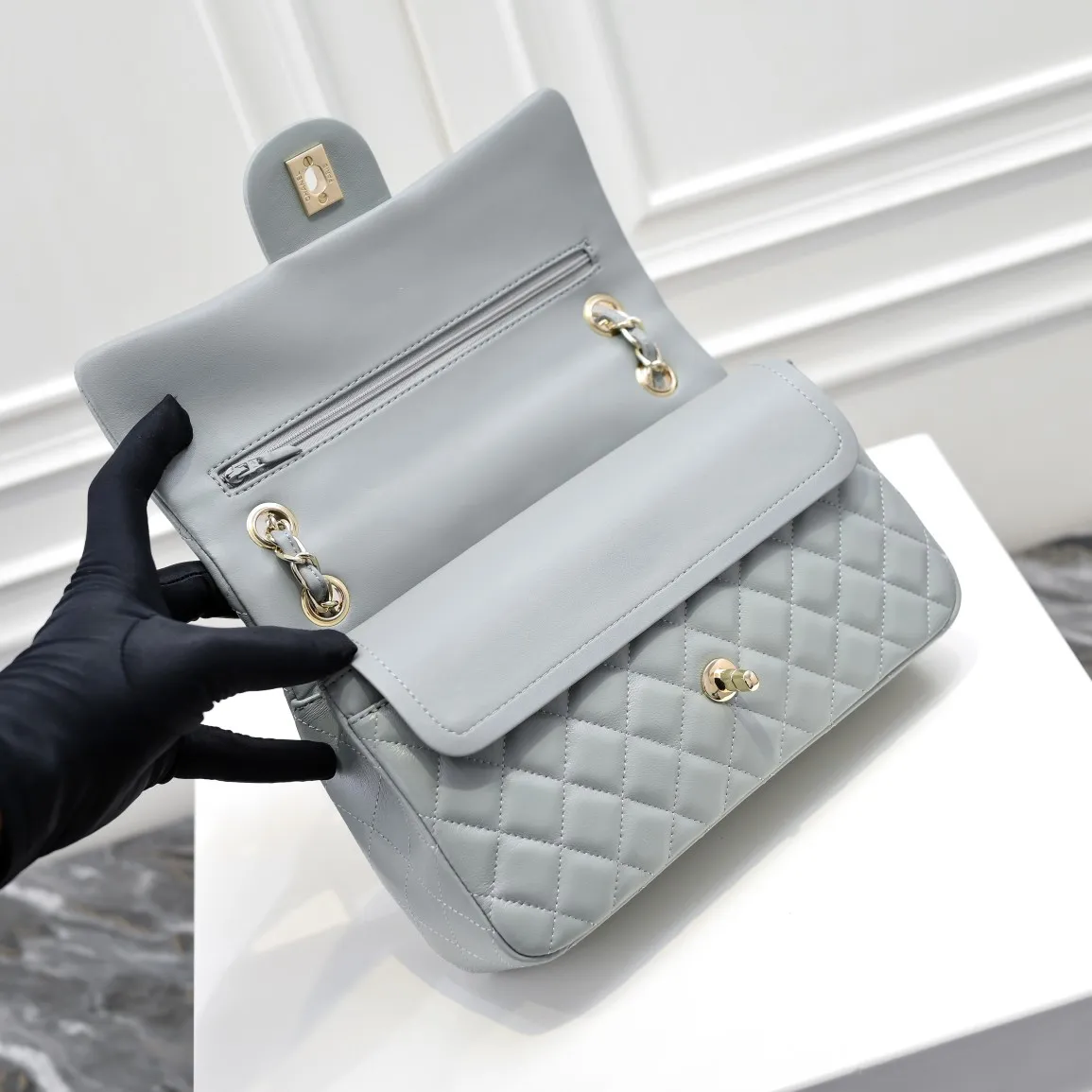 💰420￥Chanel🔥Exclusive quality real shot shipment✈️Official website updated simultaneously👑Chanel sheep pattern classic style with original hardware, summer style is coming💋CHANEL ‼ ️Crossbody bag, sheepskin with red lining🌸‼ ️ 🙈Fashion new favorite🙈 Size: 25.5*16*6.5. Style number: 1112 sheepskin
