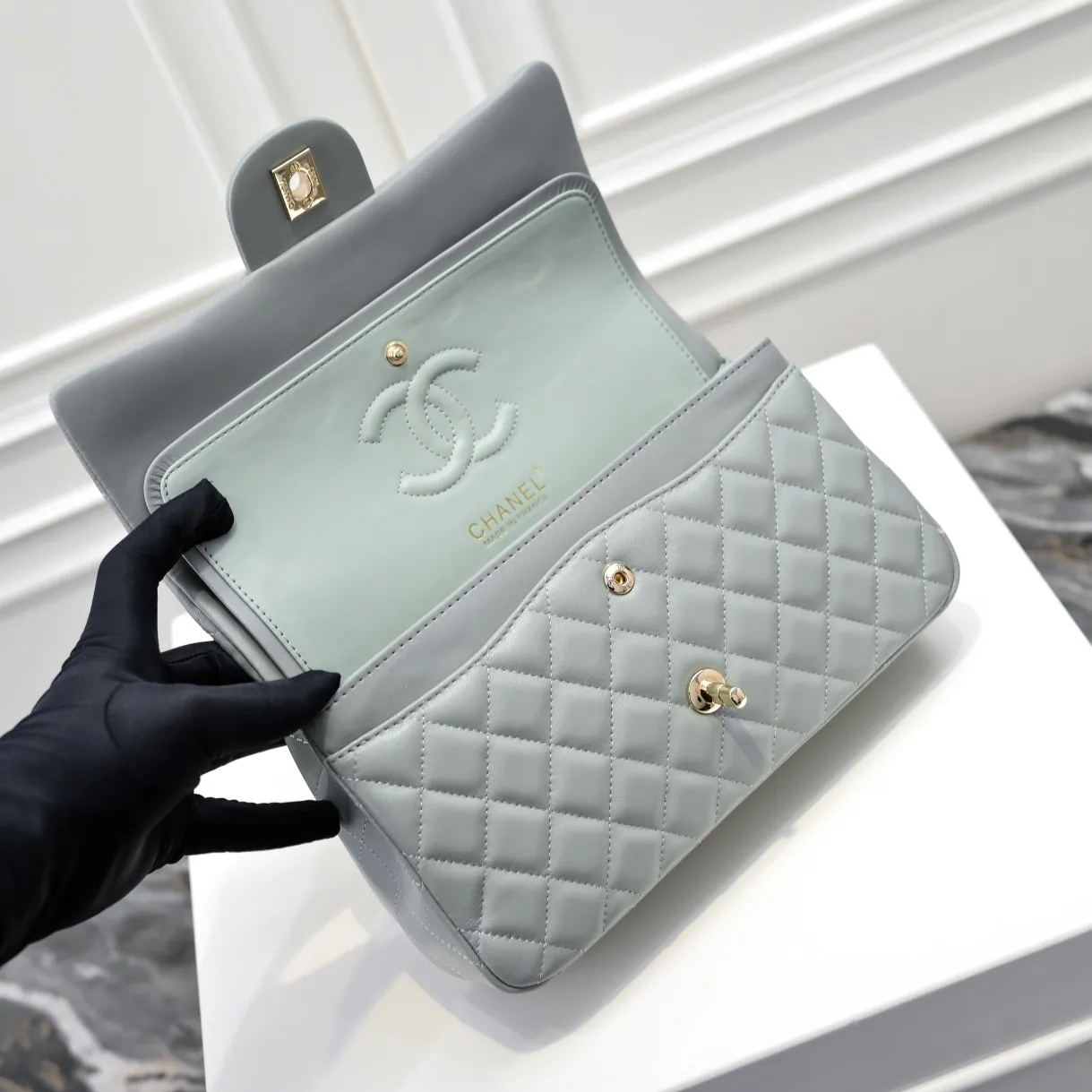 💰420￥Chanel🔥Exclusive quality real shot shipment✈️Official website updated simultaneously👑Chanel sheep pattern classic style with original hardware, summer style is coming💋CHANEL ‼ ️Crossbody bag, sheepskin with red lining🌸‼ ️ 🙈Fashion new favorite🙈 Size: 25.5*16*6.5. Style number: 1112 sheepskin