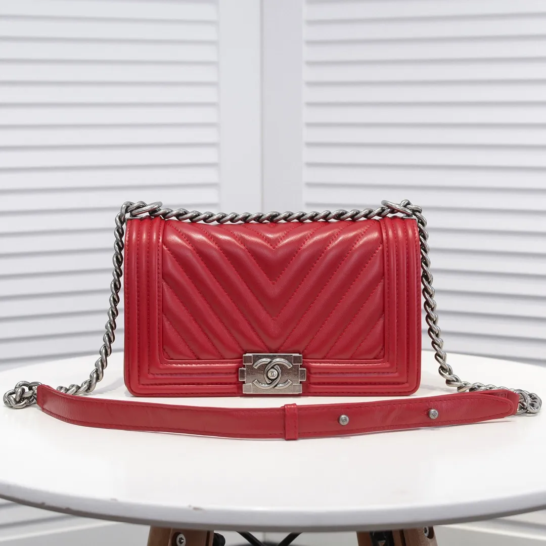 💰420￥ (Full sheepskin with original hardware) [Smile] Chanel Chanel 👑 Lambskin [Lightning] Thickened electroplated hardware accessories 🌈 The workmanship is comparable to the original order 💪 The bottom can be pinched and rebounded without trace, absolutely spot-on and real-life, fashionable and durable 💪💪 High-end quality, no pressure in and out of the drill cabinet 💏, size 25*15*8cm, style number: 67086V grid