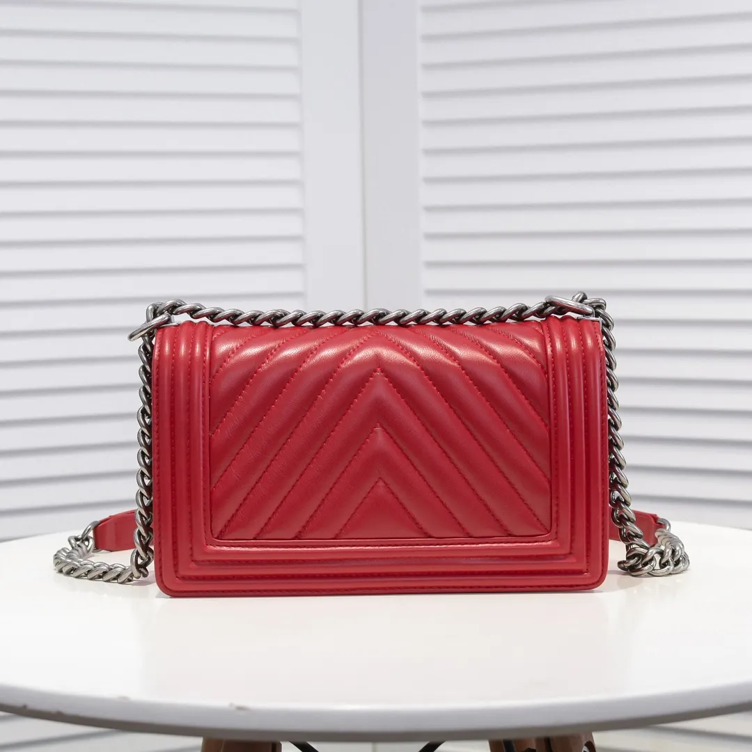 💰420￥ (Full sheepskin with original hardware) [Smile] Chanel Chanel 👑 Lambskin [Lightning] Thickened electroplated hardware accessories 🌈 The workmanship is comparable to the original order 💪 The bottom can be pinched and rebounded without trace, absolutely spot-on and real-life, fashionable and durable 💪💪 High-end quality, no pressure in and out of the drill cabinet 💏, size 25*15*8cm, style number: 67086V grid