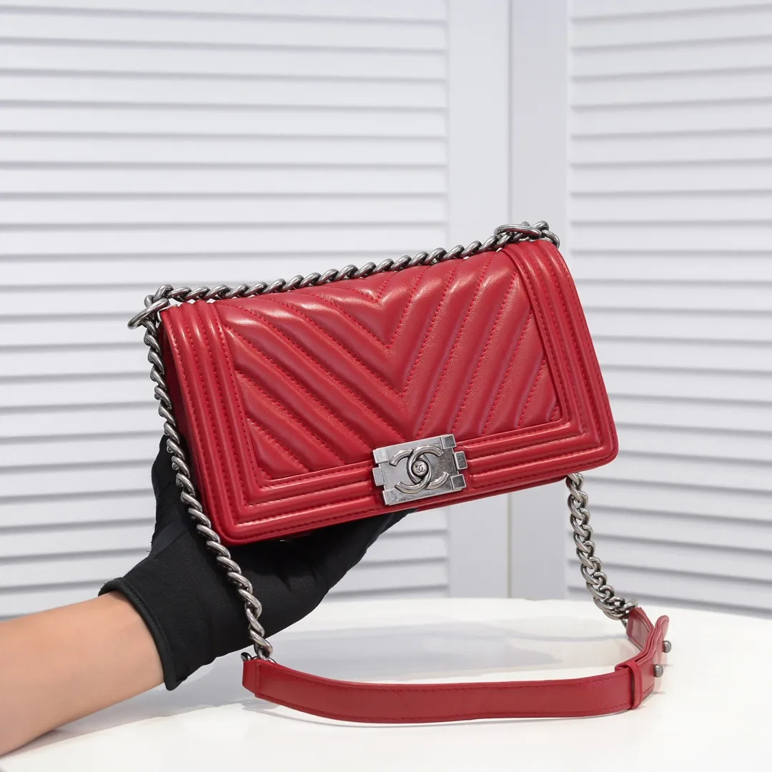 💰420￥ (Full sheepskin with original hardware) [Smile] Chanel Chanel 👑 Lambskin [Lightning] Thickened electroplated hardware accessories 🌈 The workmanship is comparable to the original order 💪 The bottom can be pinched and rebounded without trace, absolutely spot-on and real-life, fashionable and durable 💪💪 High-end quality, no pressure in and out of the drill cabinet 💏, size 25*15*8cm, style number: 67086V grid