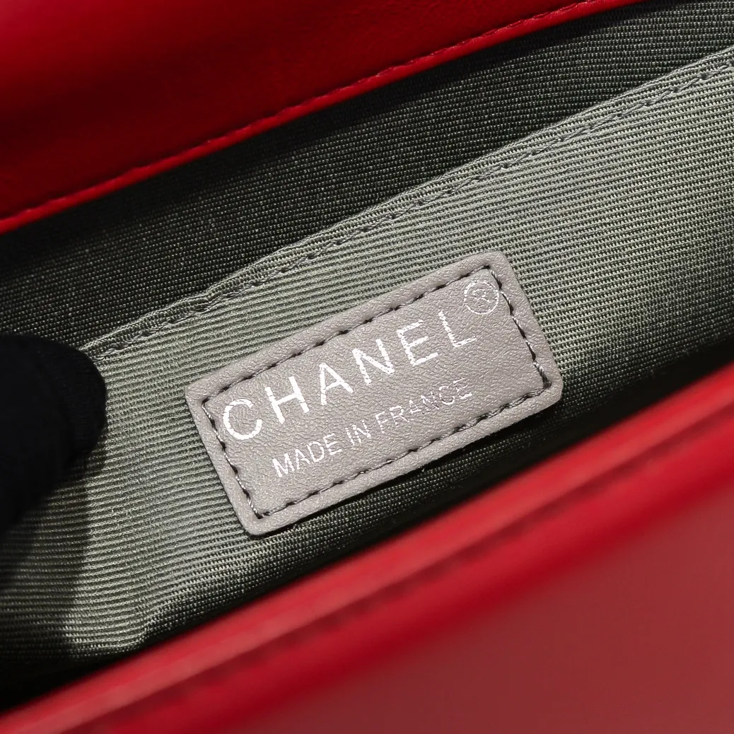 💰420￥ (Full sheepskin with original hardware) [Smile] Chanel Chanel 👑 Lambskin [Lightning] Thickened electroplated hardware accessories 🌈 The workmanship is comparable to the original order 💪 The bottom can be pinched and rebounded without trace, absolutely spot-on and real-life, fashionable and durable 💪💪 High-end quality, no pressure in and out of the drill cabinet 💏, size 25*15*8cm, style number: 67086V grid