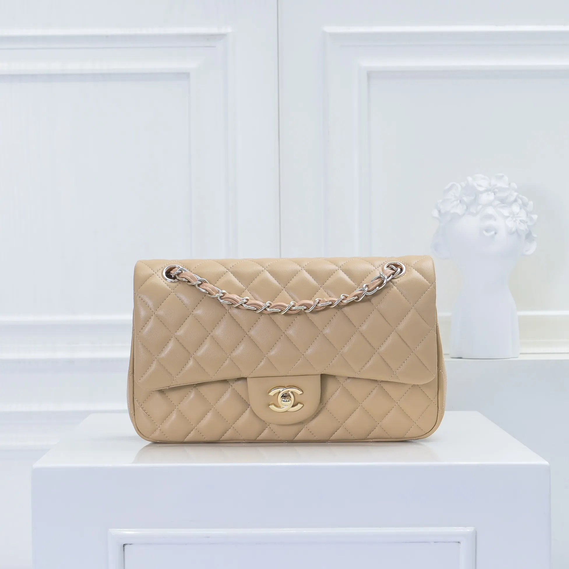 💰420￥Chanel🔥Exclusive quality real shot shipment✈️Official website updated simultaneously👑Chanel sheep pattern classic style with original hardware, summer style is coming💋CHANEL ‼ ️Crossbody bag, sheepskin with red lining🌸‼ ️ 🙈Fashion new favorite🙈 Size: 25.5*16*6.5. Style number: 1112 sheepskin