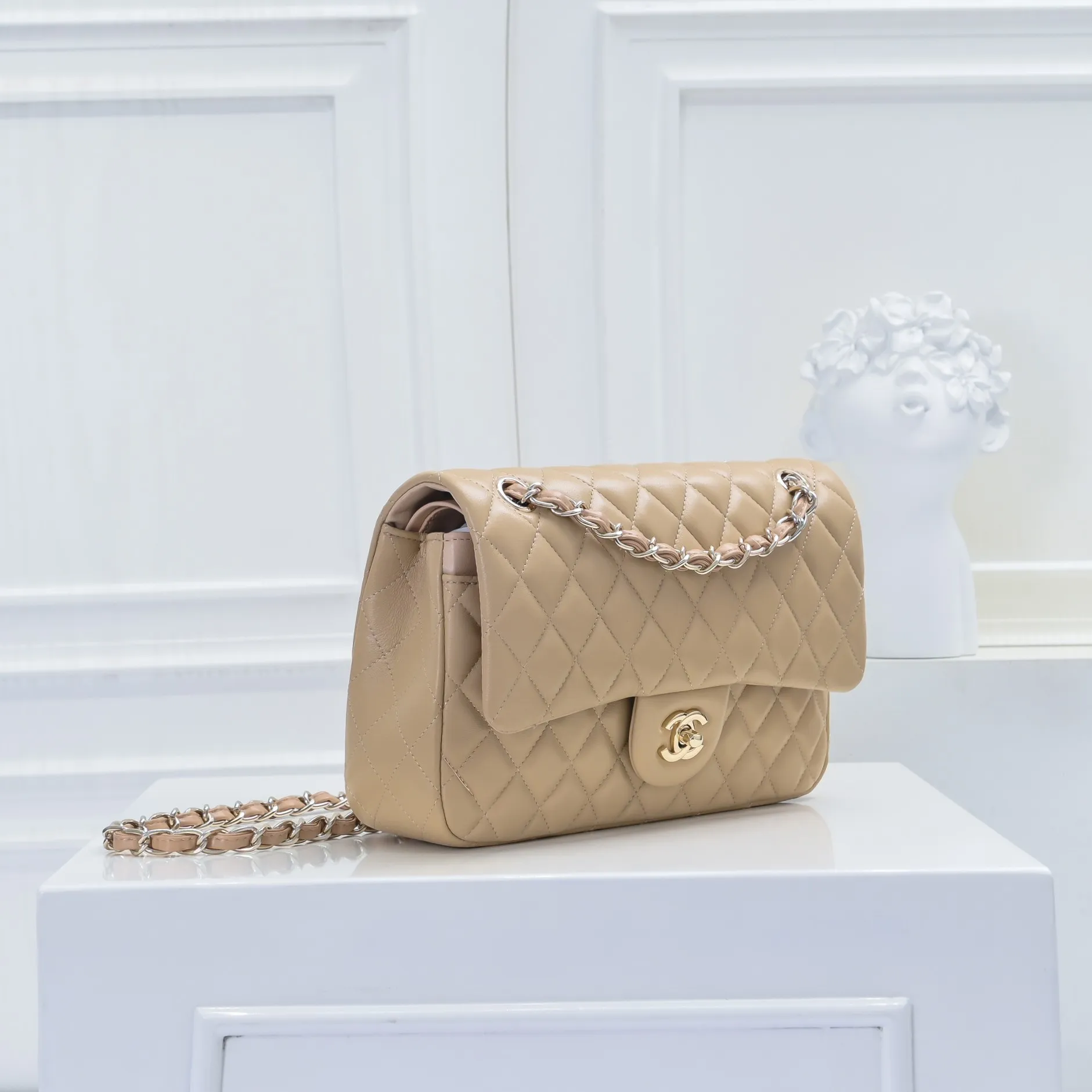 💰420￥Chanel🔥Exclusive quality real shot shipment✈️Official website updated simultaneously👑Chanel sheep pattern classic style with original hardware, summer style is coming💋CHANEL ‼ ️Crossbody bag, sheepskin with red lining🌸‼ ️ 🙈Fashion new favorite🙈 Size: 25.5*16*6.5. Style number: 1112 sheepskin