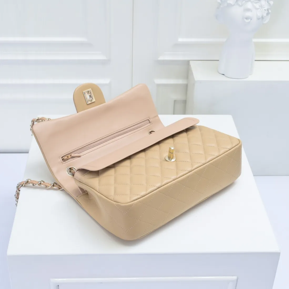 💰420￥Chanel🔥Exclusive quality real shot shipment✈️Official website updated simultaneously👑Chanel sheep pattern classic style with original hardware, summer style is coming💋CHANEL ‼ ️Crossbody bag, sheepskin with red lining🌸‼ ️ 🙈Fashion new favorite🙈 Size: 25.5*16*6.5. Style number: 1112 sheepskin
