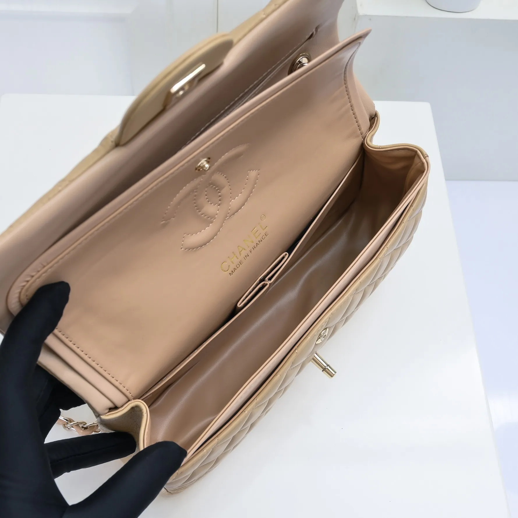 💰420￥Chanel🔥Exclusive quality real shot shipment✈️Official website updated simultaneously👑Chanel sheep pattern classic style with original hardware, summer style is coming💋CHANEL ‼ ️Crossbody bag, sheepskin with red lining🌸‼ ️ 🙈Fashion new favorite🙈 Size: 25.5*16*6.5. Style number: 1112 sheepskin