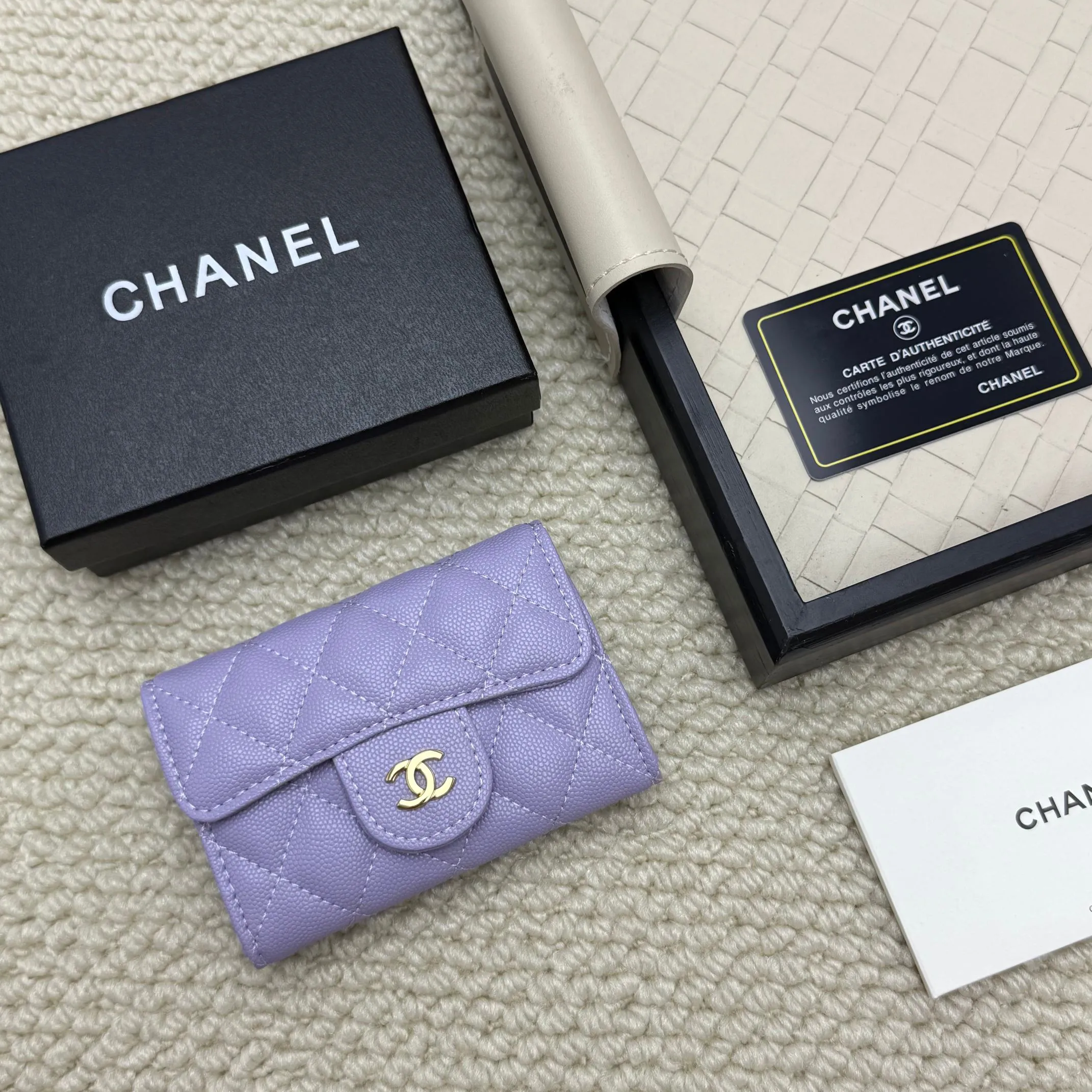 💰130 Chanel’s new product🍃card holder has arrived🍃. This card holder is more practical with an inner zipper😘The details are so beautiful, model number P468, size 11*8.5*3cm.