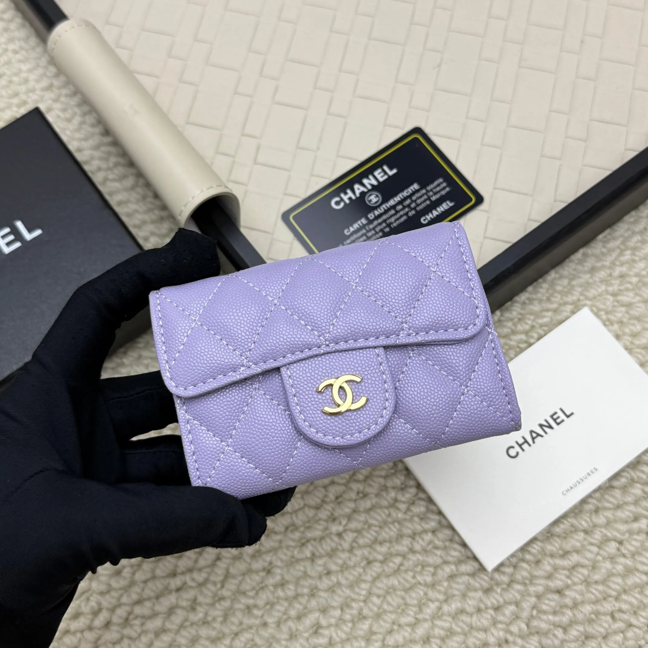 💰130 Chanel’s new product🍃card holder has arrived🍃. This card holder is more practical with an inner zipper😘The details are so beautiful, model number P468, size 11*8.5*3cm.