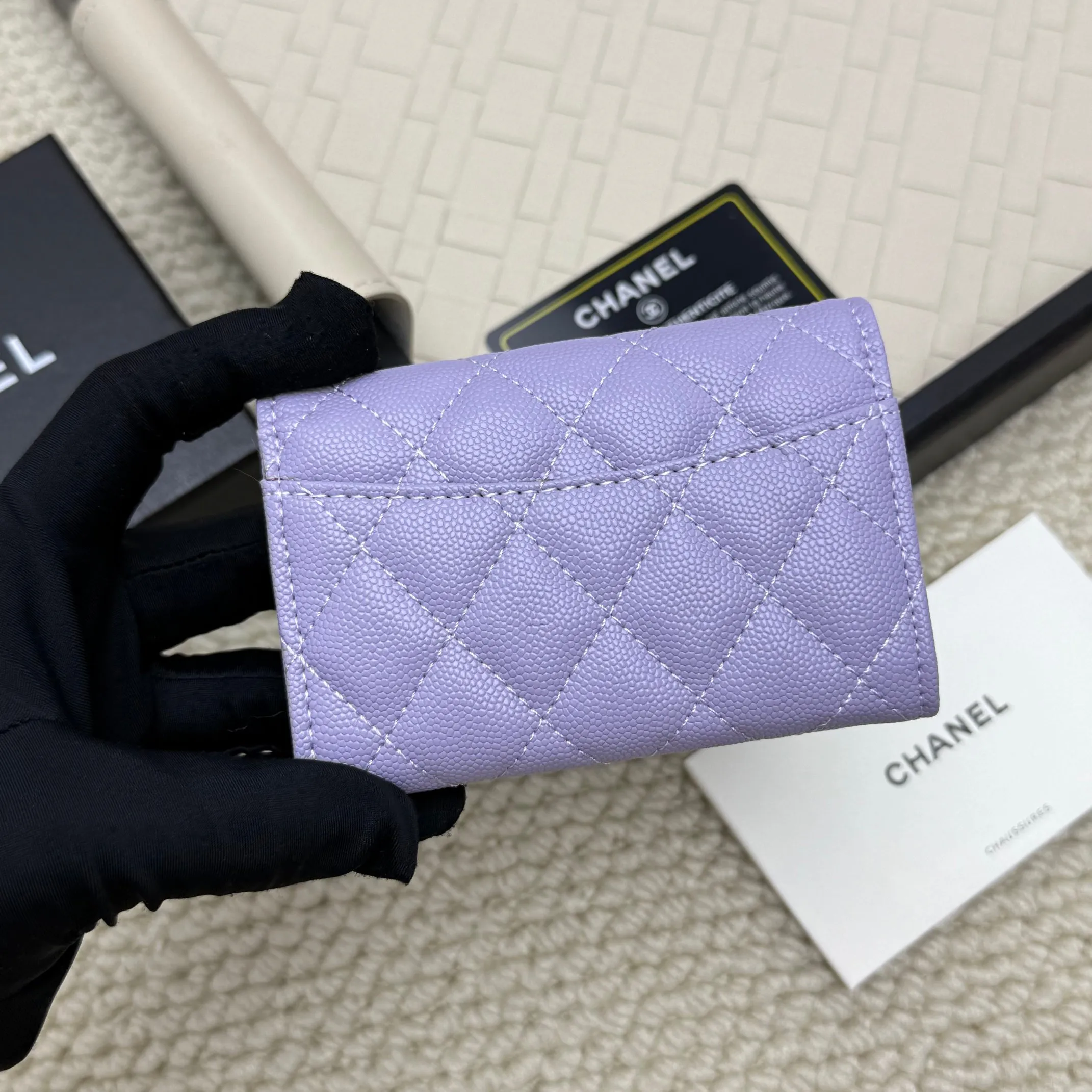 💰130 Chanel’s new product🍃card holder has arrived🍃. This card holder is more practical with an inner zipper😘The details are so beautiful, model number P468, size 11*8.5*3cm.