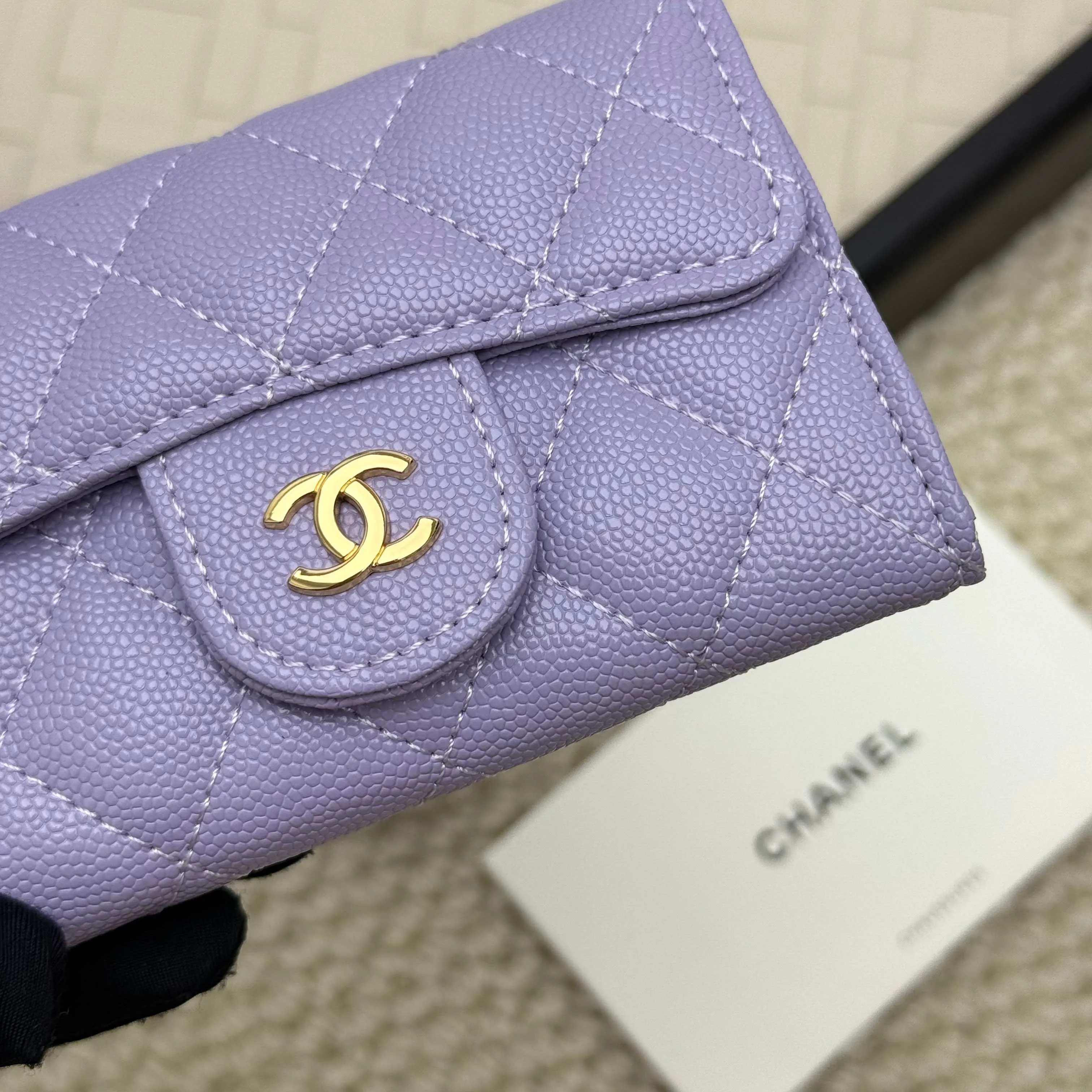 💰130 Chanel’s new product🍃card holder has arrived🍃. This card holder is more practical with an inner zipper😘The details are so beautiful, model number P468, size 11*8.5*3cm.