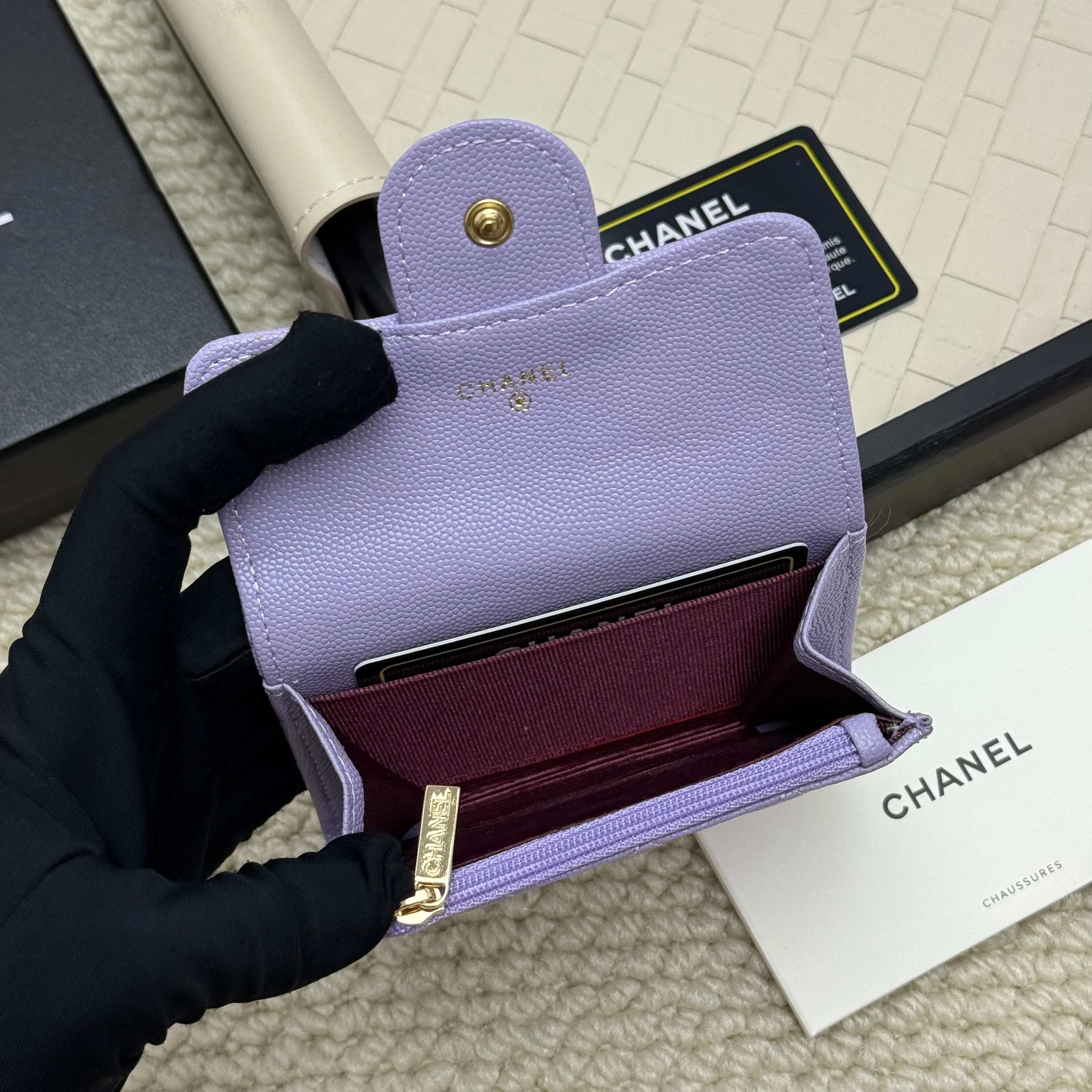 💰130 Chanel’s new product🍃card holder has arrived🍃. This card holder is more practical with an inner zipper😘The details are so beautiful, model number P468, size 11*8.5*3cm.