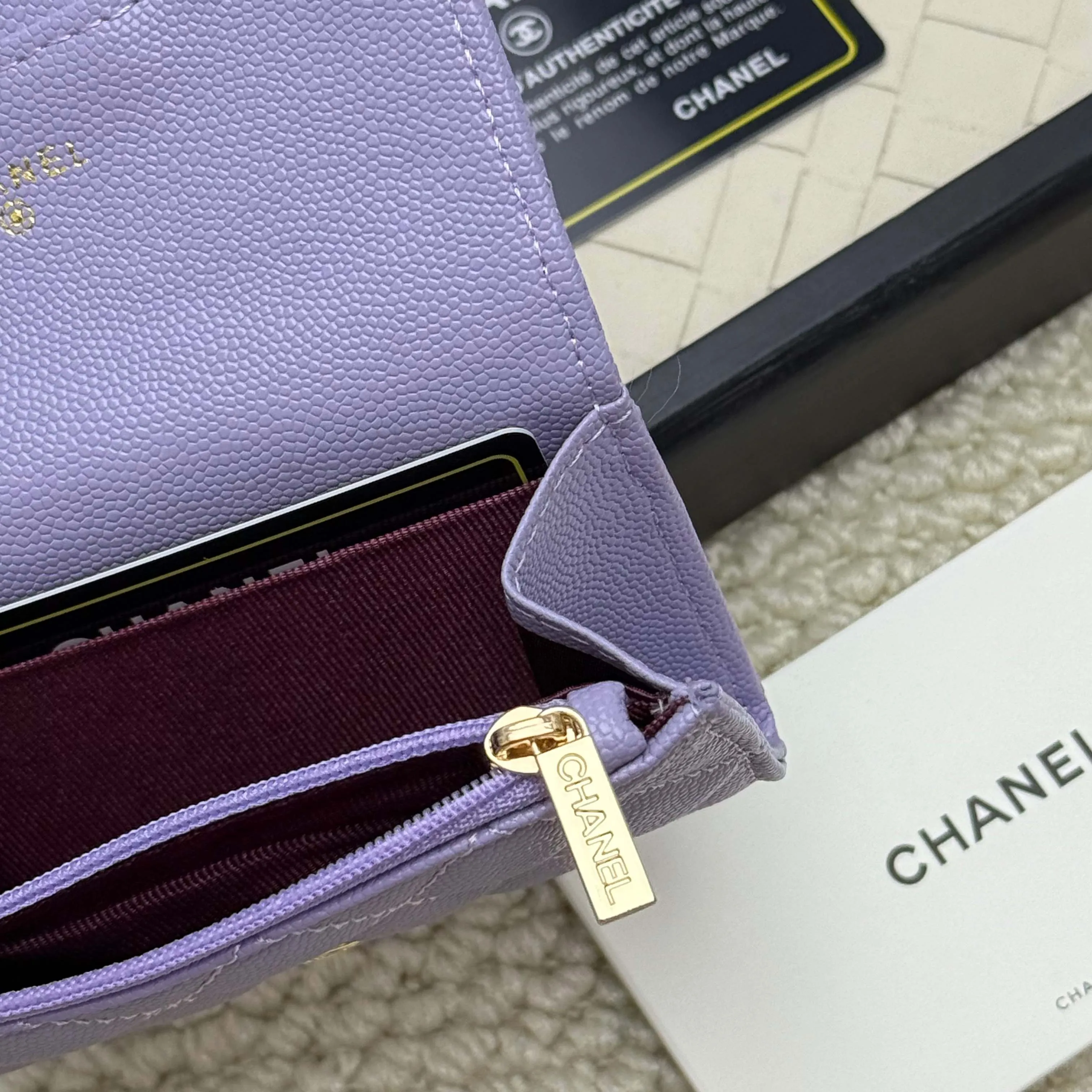 💰130 Chanel’s new product🍃card holder has arrived🍃. This card holder is more practical with an inner zipper😘The details are so beautiful, model number P468, size 11*8.5*3cm.