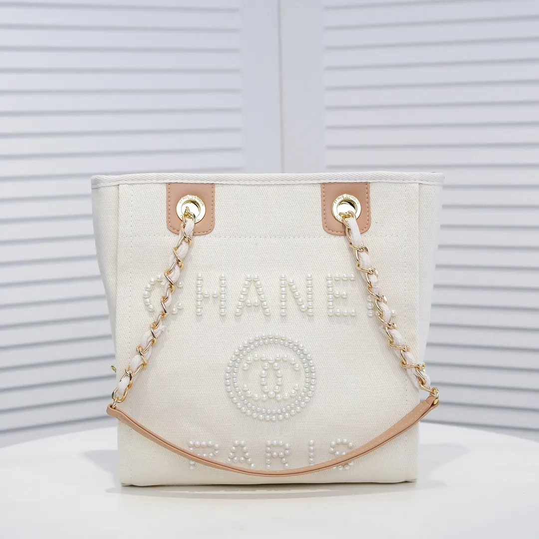 💰340￥4100 The most beautiful holiday style shopping bag in spring and summer Chanel tote chain canvas beach bag in stock New stripes 😻✨This beach bag shopping bag is made of canvas material. The simple and casual design is very popular. It is large in capacity and light and fashionable. In addition to being suitable for daily use, it is also more suitable for relaxed and casual wear when traveling. It is extremely practical! 💙 Size: 25*28*7.5cm Model: 3106