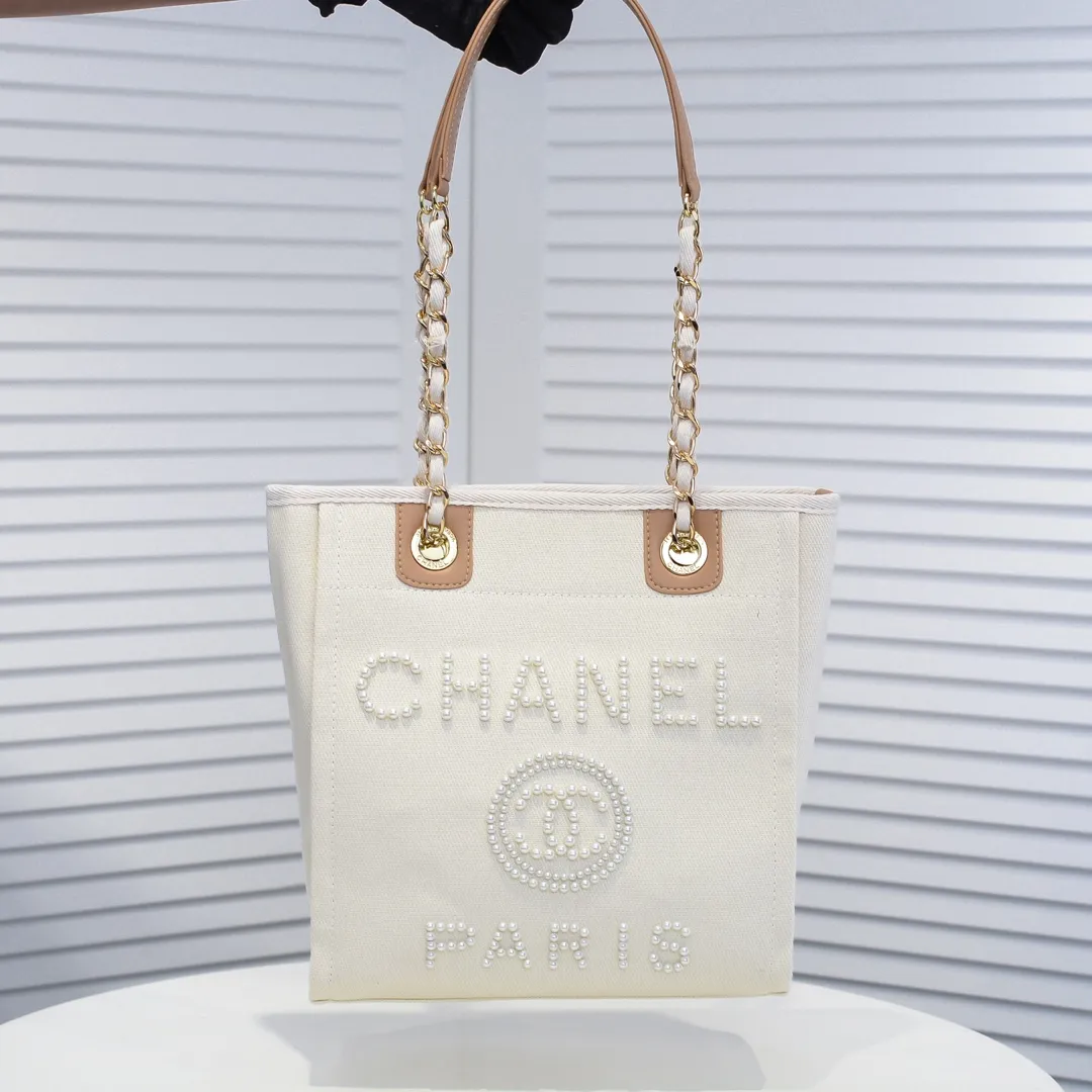 💰340￥4100 The most beautiful holiday style shopping bag in spring and summer Chanel tote chain canvas beach bag in stock New stripes 😻✨This beach bag shopping bag is made of canvas material. The simple and casual design is very popular. It is large in capacity and light and fashionable. In addition to being suitable for daily use, it is also more suitable for relaxed and casual wear when traveling. It is extremely practical! 💙 Size: 25*28*7.5cm Model: 3106