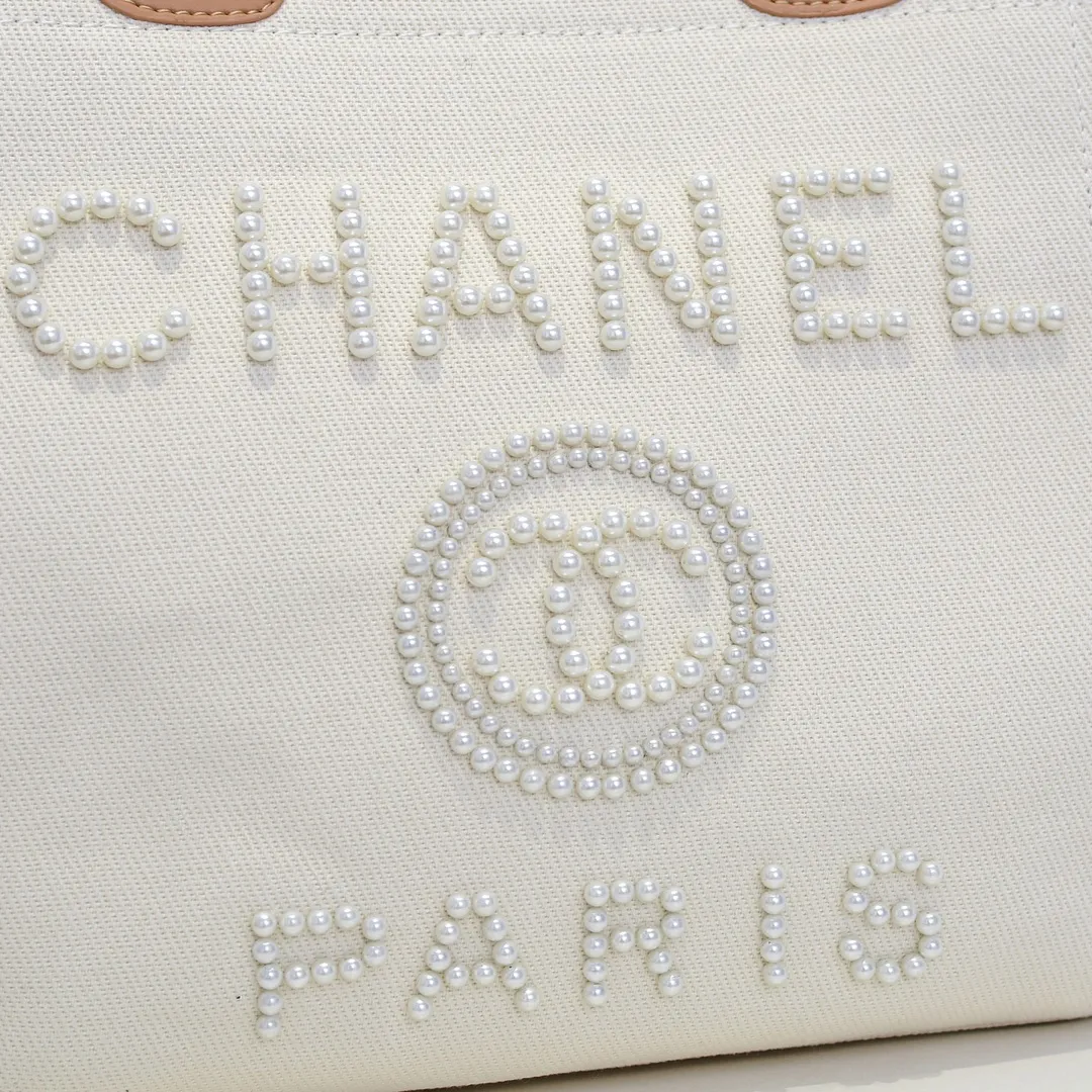 💰340￥4100 The most beautiful holiday style shopping bag in spring and summer Chanel tote chain canvas beach bag in stock New stripes 😻✨This beach bag shopping bag is made of canvas material. The simple and casual design is very popular. It is large in capacity and light and fashionable. In addition to being suitable for daily use, it is also more suitable for relaxed and casual wear when traveling. It is extremely practical! 💙 Size: 25*28*7.5cm Model: 3106