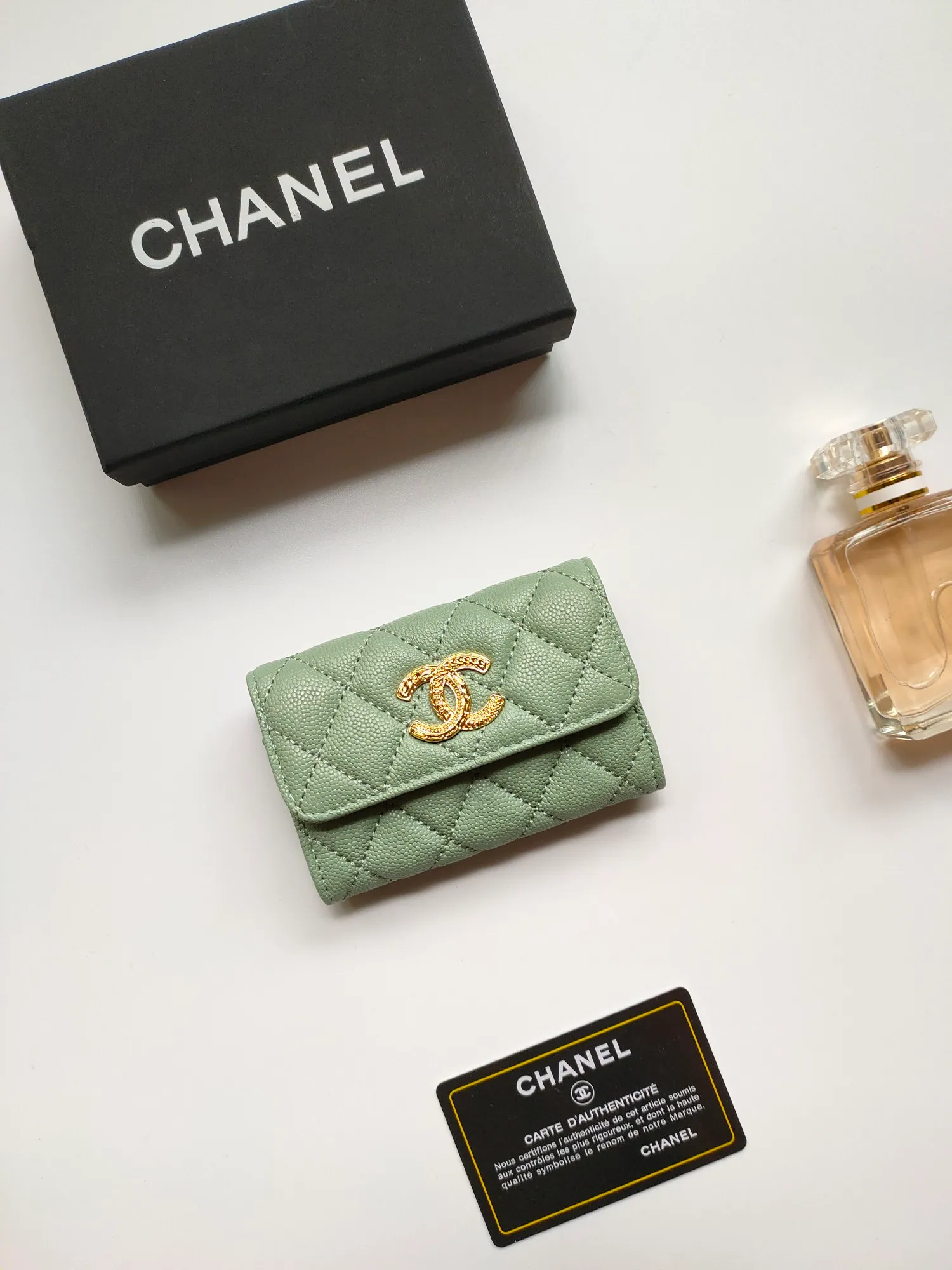 💰140💰 Model AP6118 CHANEL 22k embossed hardware, new double C large lgo with exquisite replica flavor, very beautiful, official website 2023 latest 🆕Card holder Caviar medium ball grain cowhide is scratch-resistant, super glossy, no problem to put about 10 cards, one card can be placed in the cover card slot, and cards + coins can also be placed in the middle It is troublesome to carry a bag that is too big in summer, so it is suitable to put it in a mini bag, which is also convenient to carry in your pocket😍