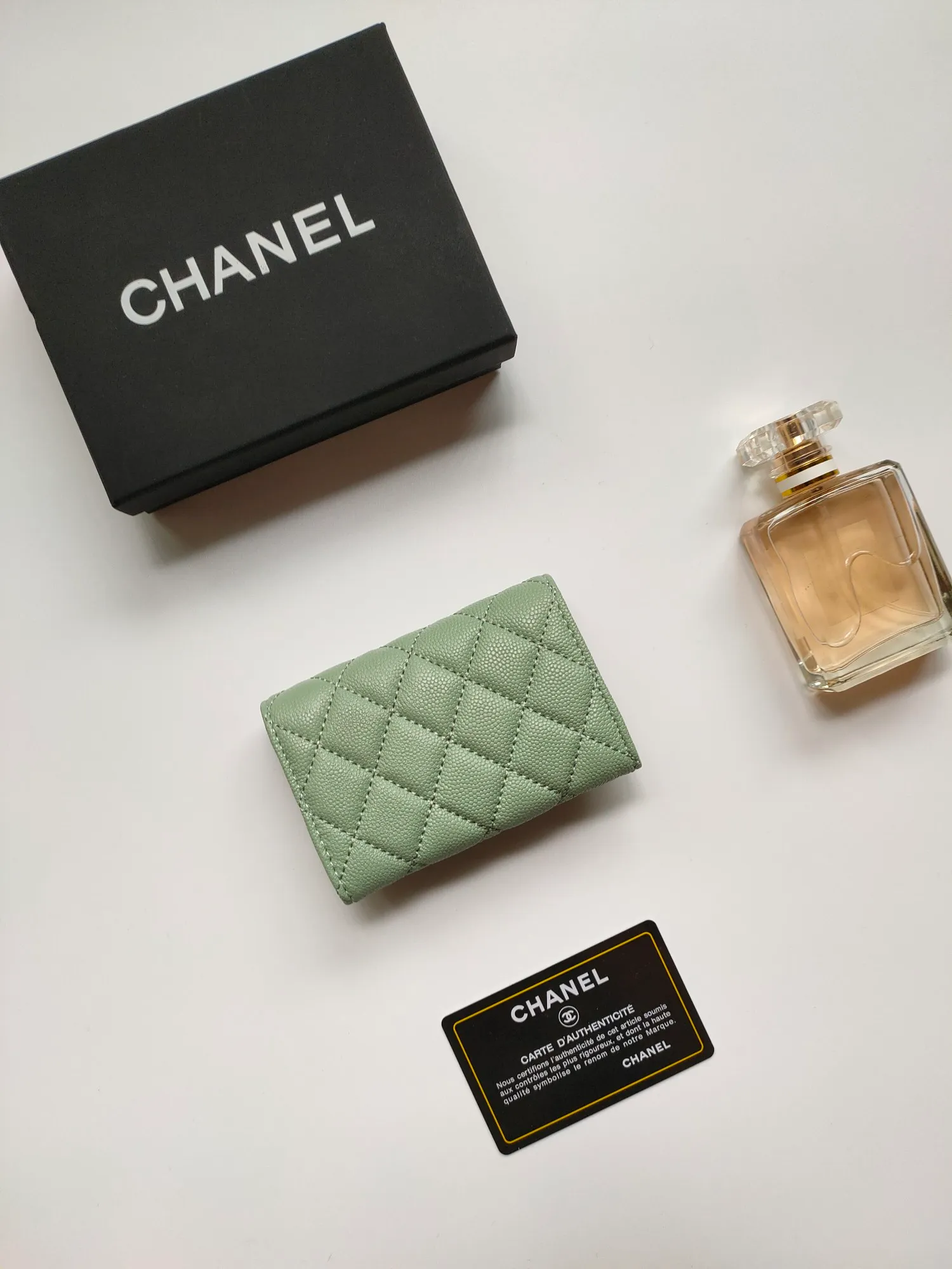 💰140💰 Model AP6118 CHANEL 22k embossed hardware, new double C large lgo with exquisite replica flavor, very beautiful, official website 2023 latest 🆕Card holder Caviar medium ball grain cowhide is scratch-resistant, super glossy, no problem to put about 10 cards, one card can be placed in the cover card slot, and cards + coins can also be placed in the middle It is troublesome to carry a bag that is too big in summer, so it is suitable to put it in a mini bag, which is also convenient to carry in your pocket😍