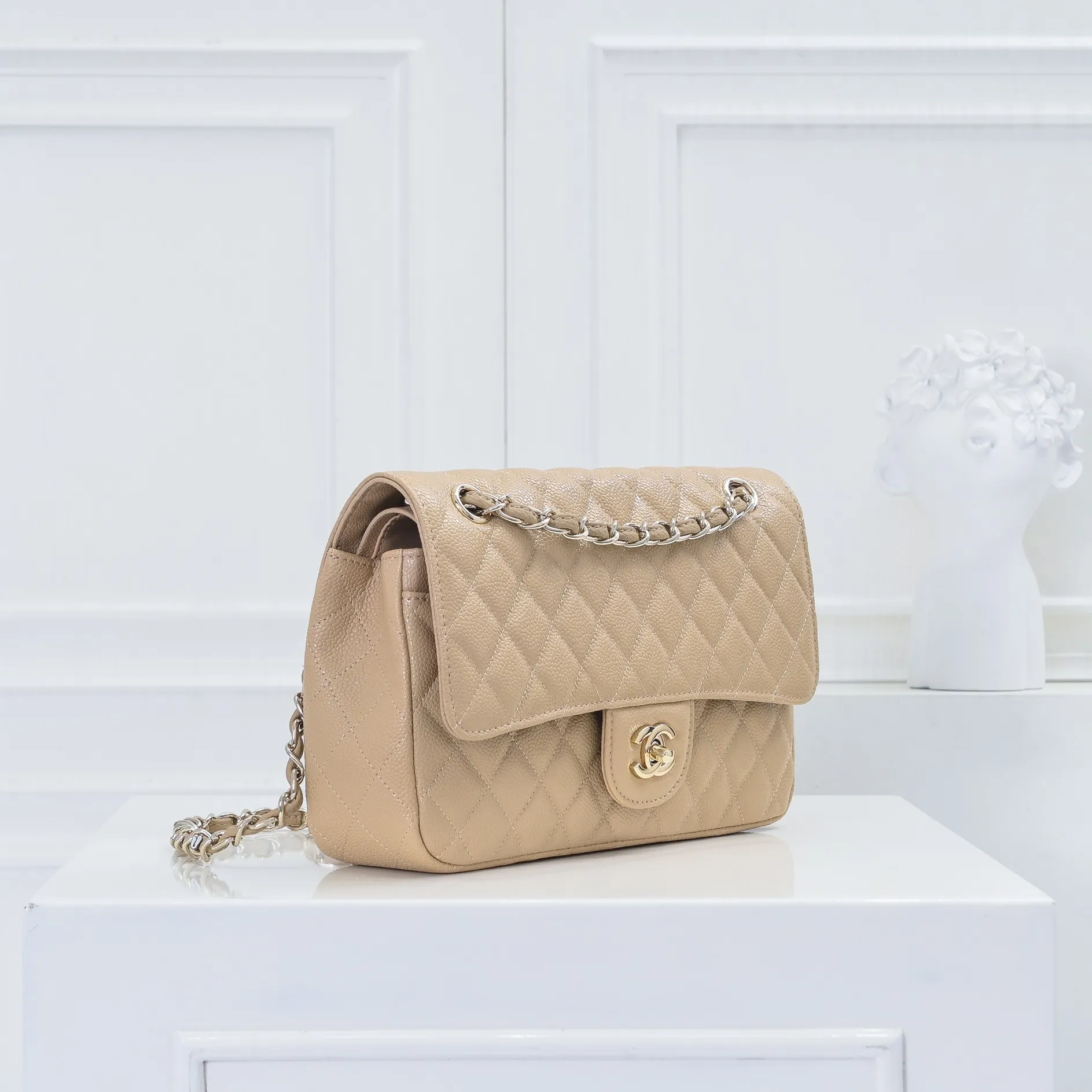 💰420￥Chanel,...Palace-level poison👏...Overseas original factory CF2.55...😱 Absolutely the top-notch caviar ball-grain cowhide you have never seen...✨Real K gold➰Gold buckle✨👑 The line spacing is perfectly consistent. The side of the bag is perfectly streamlined👏..It must have such a texture to be perfect💋 Follow the 9-pin diamond pattern. The flip cover is smooth and seamless ☑️ Strong visual three-dimensional effect 🔱 The diamond pattern is full and delicate 💑 It is super smooth, soft and comfortable to use 👒 CF is a must-have for girls. Size: 25.5*16*6.5cm. Style number: 1112 ball pattern