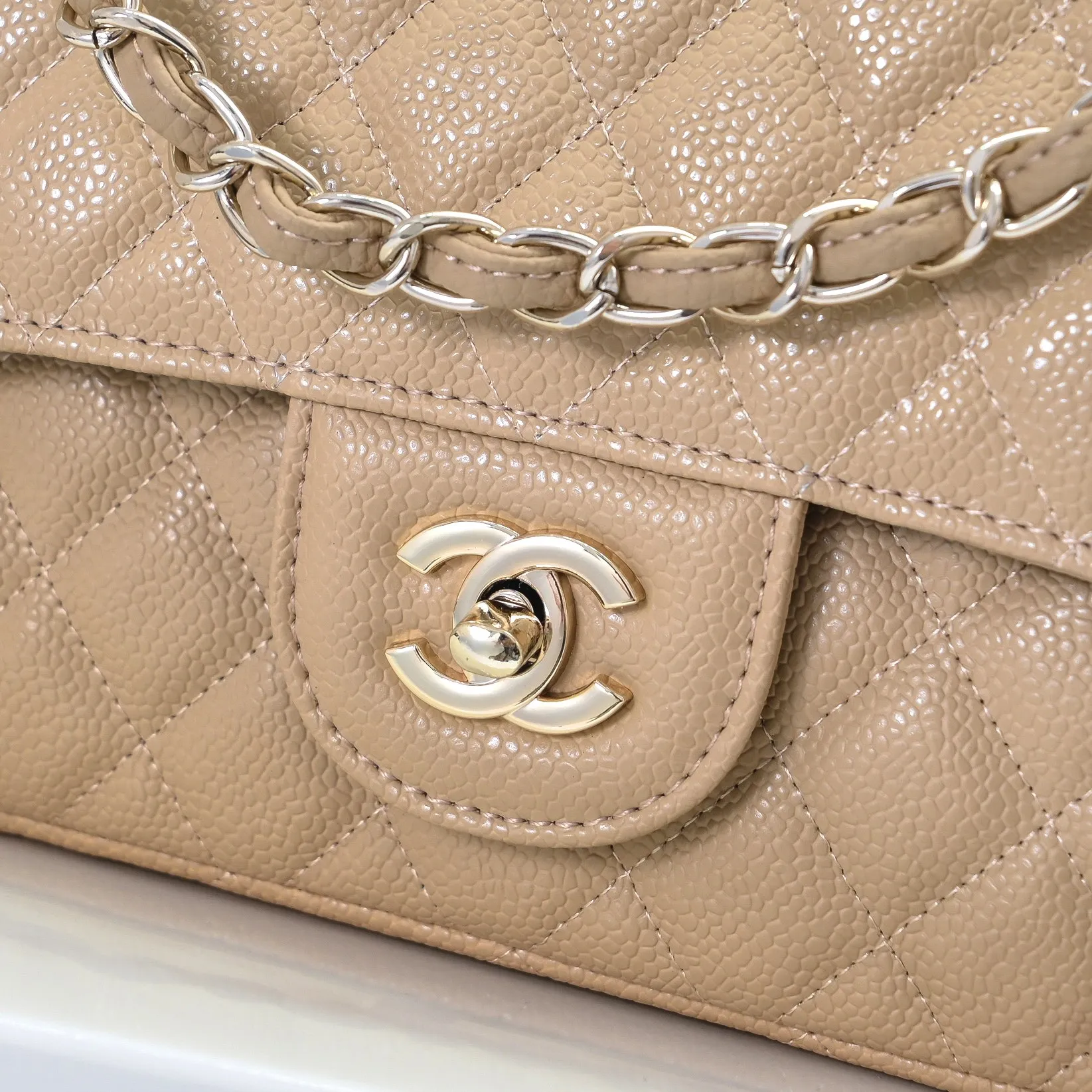 💰420￥Chanel,...Palace-level poison👏...Overseas original factory CF2.55...😱 Absolutely the top-notch caviar ball-grain cowhide you have never seen...✨Real K gold➰Gold buckle✨👑 The line spacing is perfectly consistent. The side of the bag is perfectly streamlined👏..It must have such a texture to be perfect💋 Follow the 9-pin diamond pattern. The flip cover is smooth and seamless ☑️ Strong visual three-dimensional effect 🔱 The diamond pattern is full and delicate 💑 It is super smooth, soft and comfortable to use 👒 CF is a must-have for girls. Size: 25.5*16*6.5cm. Style number: 1112 ball pattern