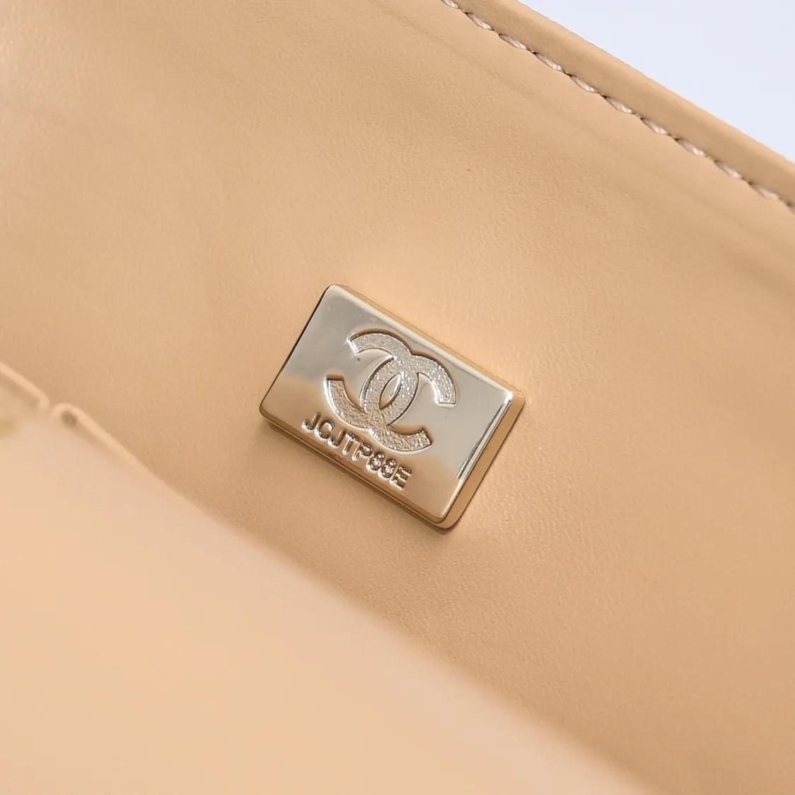 💰420￥Chanel,...Palace-level poison👏...Overseas original factory CF2.55...😱 Absolutely the top-notch caviar ball-grain cowhide you have never seen...✨Real K gold➰Gold buckle✨👑 The line spacing is perfectly consistent. The side of the bag is perfectly streamlined👏..It must have such a texture to be perfect💋 Follow the 9-pin diamond pattern. The flip cover is smooth and seamless ☑️ Strong visual three-dimensional effect 🔱 The diamond pattern is full and delicate 💑 It is super smooth, soft and comfortable to use 👒 CF is a must-have for girls. Size: 25.5*16*6.5cm. Style number: 1112 ball pattern