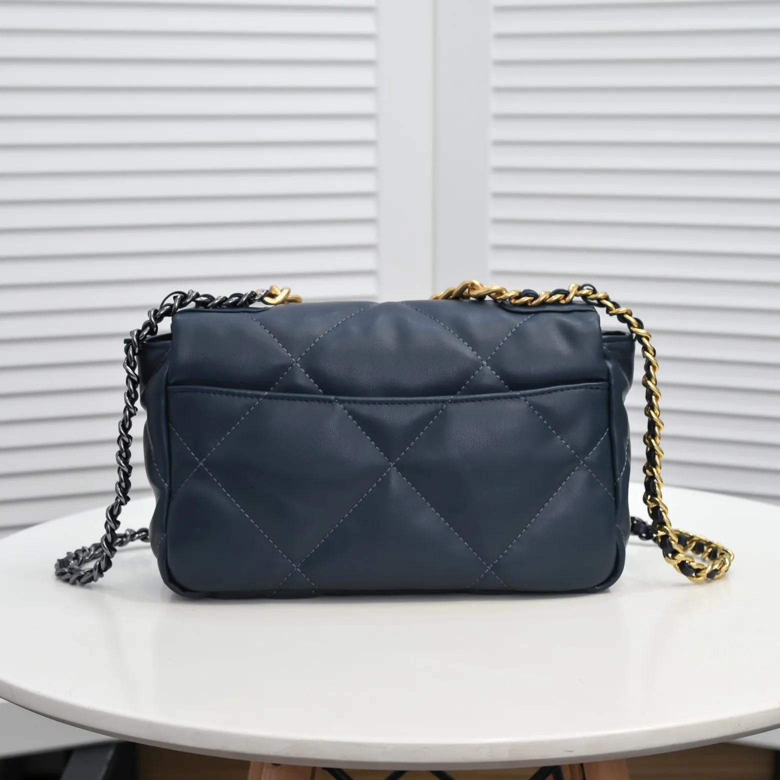 💰370￥ Chanel's latest hot model in the deep blue small size has been shipped📣📣Synchronized at the counter🤭Imported cowhide🐂feels very soft. The upper body effect is super good, it can be carried by hand, on one shoulder or cross-body, showing the elegance and charm of women. Hurry up and get it. Style number: 9010. Size: 26*16*10cm.