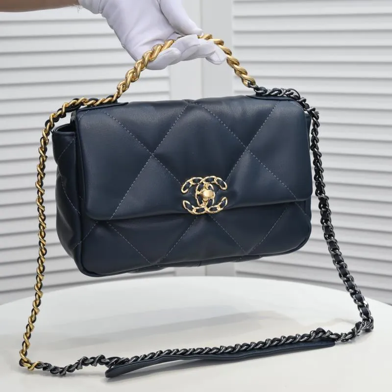 💰370￥ Chanel's latest hot model in the deep blue small size has been shipped📣📣Synchronized at the counter🤭Imported cowhide🐂feels very soft. The upper body effect is super good, it can be carried by hand, on one shoulder or cross-body, showing the elegance and charm of women. Hurry up and get it. Style number: 9010. Size: 26*16*10cm.