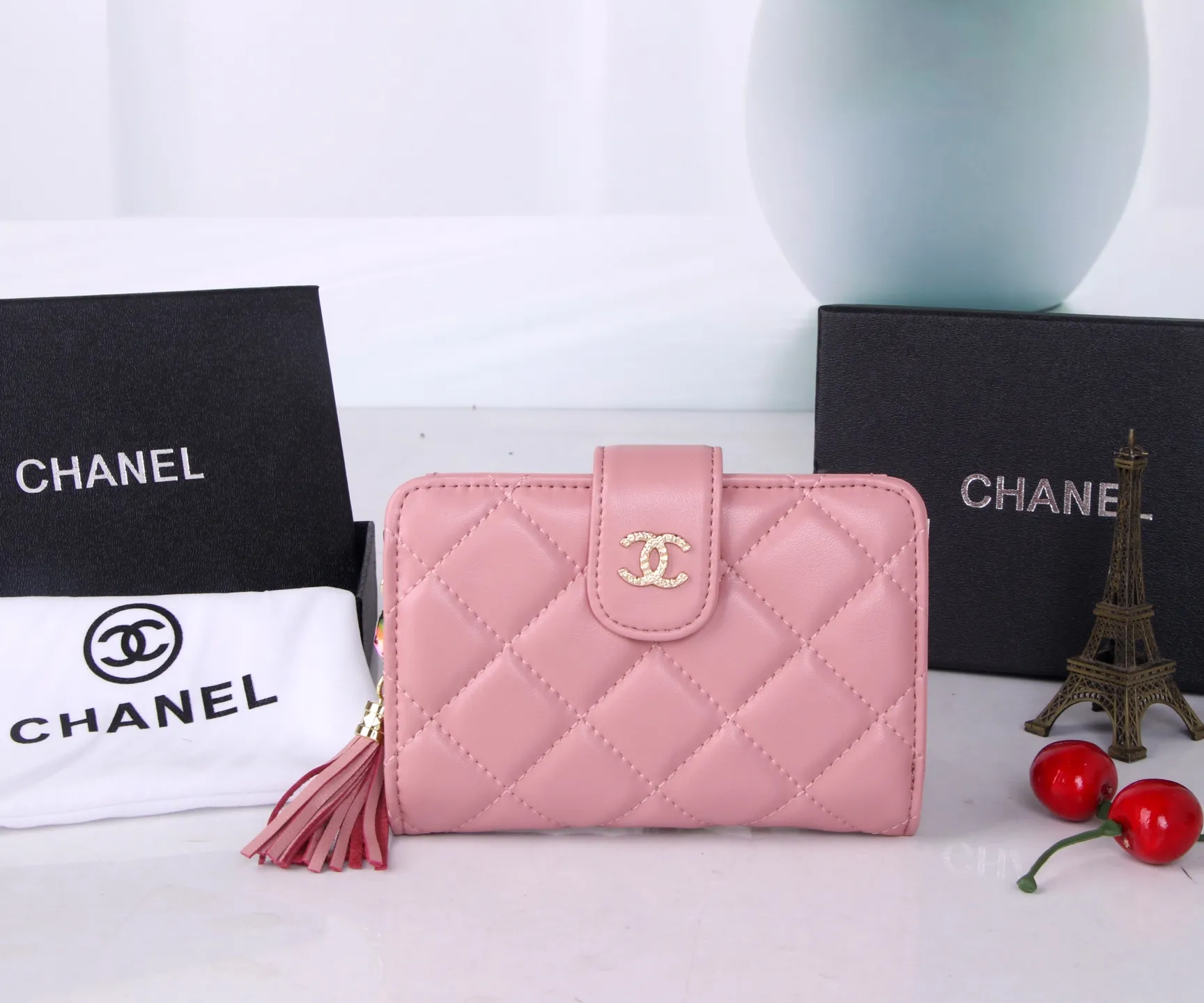 P170 Style No.: 801 Brand: Chanel Color: Black Pink Size: 15*10*3 Description: The latest models from Chanel counters are now available! Made of first-layer lambskin, the workmanship is exquisite, comparable to the counters! Multifunctional small wallet with rich interior compartments, super practical!