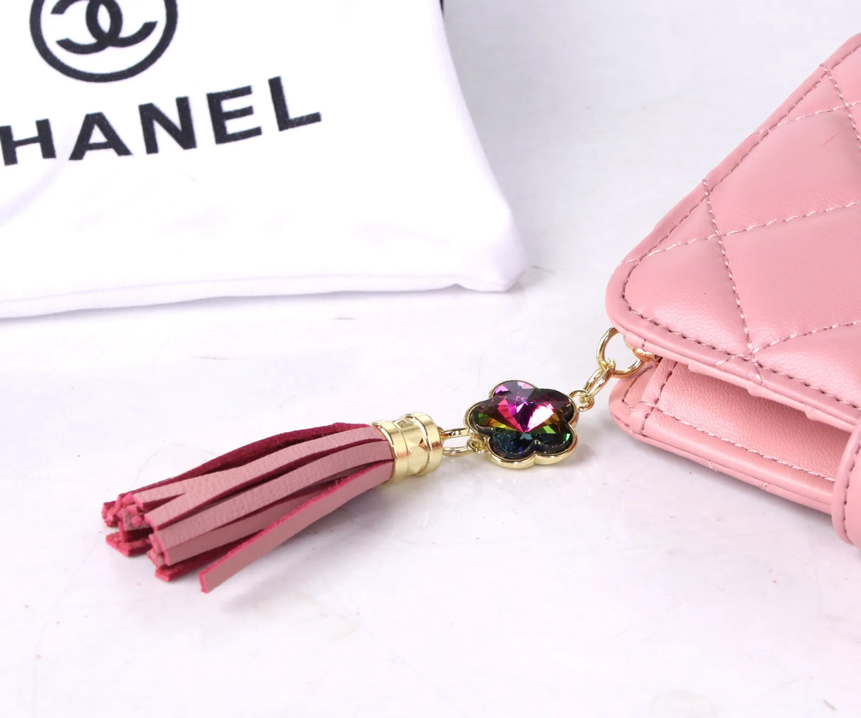 P170 Style No.: 801 Brand: Chanel Color: Black Pink Size: 15*10*3 Description: The latest models from Chanel counters are now available! Made of first-layer lambskin, the workmanship is exquisite, comparable to the counters! Multifunctional small wallet with rich interior compartments, super practical!