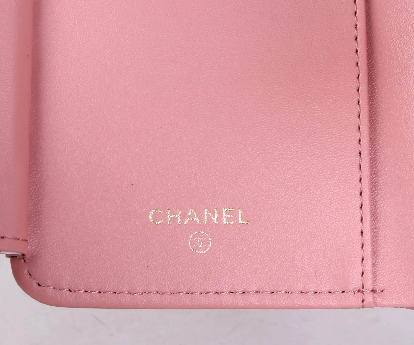P170 Style No.: 801 Brand: Chanel Color: Black Pink Size: 15*10*3 Description: The latest models from Chanel counters are now available! Made of first-layer lambskin, the workmanship is exquisite, comparable to the counters! Multifunctional small wallet with rich interior compartments, super practical!