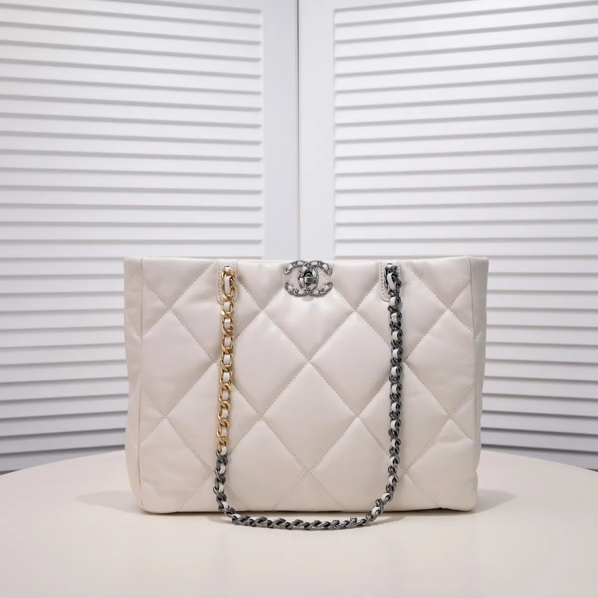 💰480￥Large 𝗖𝗛𝗔𝗡𝗘𝗟 𝟮𝟮𝗕 19𝑩𝑨𝑮 𝑻𝒐𝒕𝒆Black Gold Italian 🇮🇹 first-class [GR] lambskin🐑, feels delicate and soft, classic diamond pattern design is matched with leather-clad metal chains, gold has a high-end feel, this season's most classic black gold design, gathers all the elements of 19, super exquisite, soft and glutinous, a big bag of fried chicken is practical, deconstructs the classic bag shape, reshapes the trend and fashion, it is eye-catching, and it will last forever. Code: 9089 Size: 36*27*8.5cm