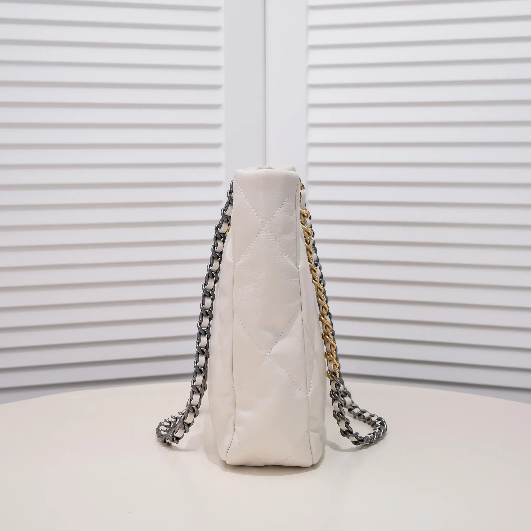 💰480￥Large 𝗖𝗛𝗔𝗡𝗘𝗟 𝟮𝟮𝗕 19𝑩𝑨𝑮 𝑻𝒐𝒕𝒆Black Gold Italian 🇮🇹 first-class [GR] lambskin🐑, feels delicate and soft, classic diamond pattern design is matched with leather-clad metal chains, gold has a high-end feel, this season's most classic black gold design, gathers all the elements of 19, super exquisite, soft and glutinous, a big bag of fried chicken is practical, deconstructs the classic bag shape, reshapes the trend and fashion, it is eye-catching, and it will last forever. Code: 9089 Size: 36*27*8.5cm