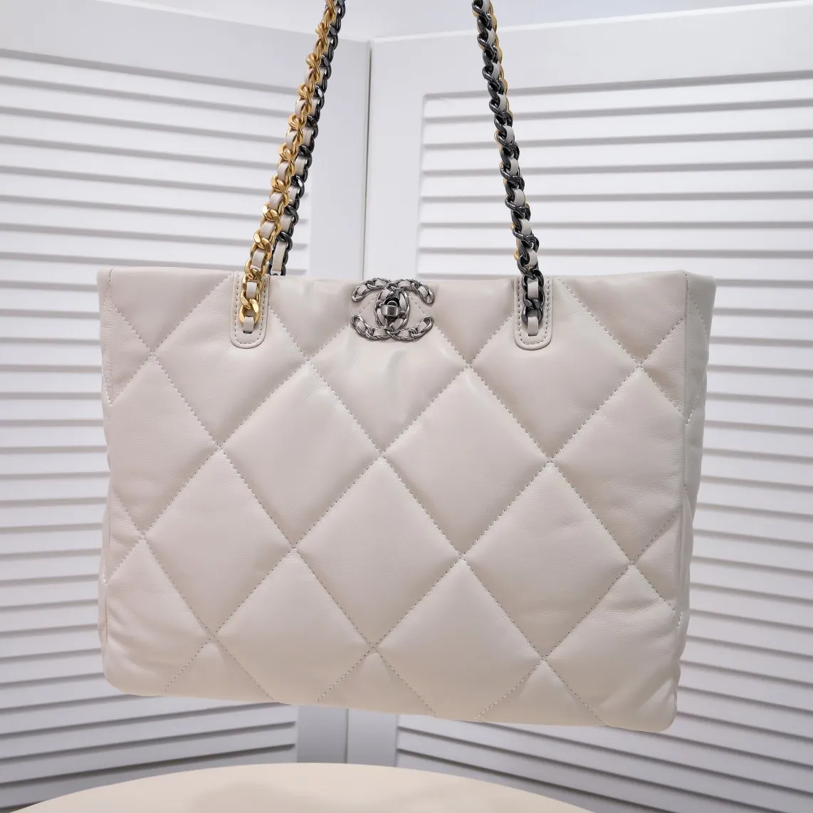 💰480￥Large 𝗖𝗛𝗔𝗡𝗘𝗟 𝟮𝟮𝗕 19𝑩𝑨𝑮 𝑻𝒐𝒕𝒆Black Gold Italian 🇮🇹 first-class [GR] lambskin🐑, feels delicate and soft, classic diamond pattern design is matched with leather-clad metal chains, gold has a high-end feel, this season's most classic black gold design, gathers all the elements of 19, super exquisite, soft and glutinous, a big bag of fried chicken is practical, deconstructs the classic bag shape, reshapes the trend and fashion, it is eye-catching, and it will last forever. Code: 9089 Size: 36*27*8.5cm
