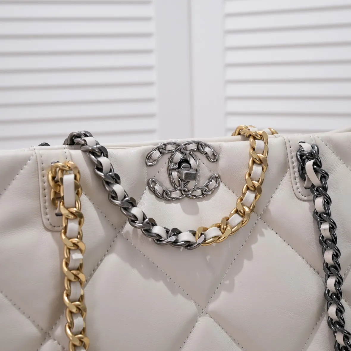 💰480￥Large 𝗖𝗛𝗔𝗡𝗘𝗟 𝟮𝟮𝗕 19𝑩𝑨𝑮 𝑻𝒐𝒕𝒆Black Gold Italian 🇮🇹 first-class [GR] lambskin🐑, feels delicate and soft, classic diamond pattern design is matched with leather-clad metal chains, gold has a high-end feel, this season's most classic black gold design, gathers all the elements of 19, super exquisite, soft and glutinous, a big bag of fried chicken is practical, deconstructs the classic bag shape, reshapes the trend and fashion, it is eye-catching, and it will last forever. Code: 9089 Size: 36*27*8.5cm