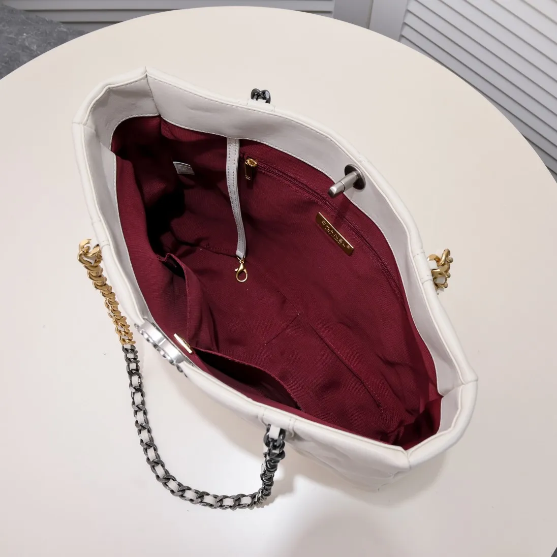💰480￥Large 𝗖𝗛𝗔𝗡𝗘𝗟 𝟮𝟮𝗕 19𝑩𝑨𝑮 𝑻𝒐𝒕𝒆Black Gold Italian 🇮🇹 first-class [GR] lambskin🐑, feels delicate and soft, classic diamond pattern design is matched with leather-clad metal chains, gold has a high-end feel, this season's most classic black gold design, gathers all the elements of 19, super exquisite, soft and glutinous, a big bag of fried chicken is practical, deconstructs the classic bag shape, reshapes the trend and fashion, it is eye-catching, and it will last forever. Code: 9089 Size: 36*27*8.5cm