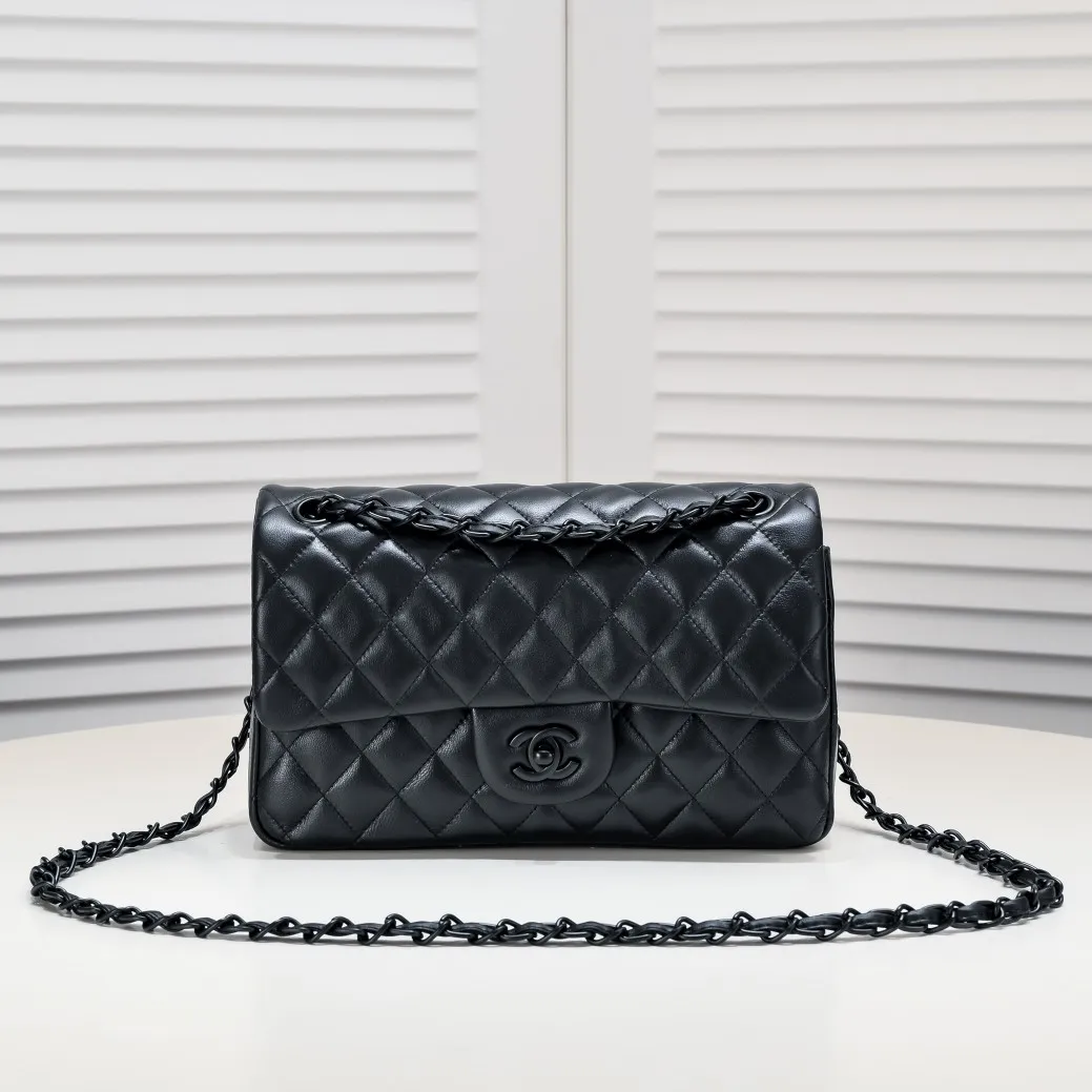 💰400￥Black buckle Chanel🔥Exclusive quality real shot shipment✈️Official website updated simultaneously👑Chanel sheep pattern classic style with original hardware, summer style is coming💋CHANEL ‼ ️Crossbody bag, sheepskin with red lining🌸‼ ️ 🙈Fashion new favorite🙈 Size: 25.5*16*6.5. Style number: 1112 sheepskin
