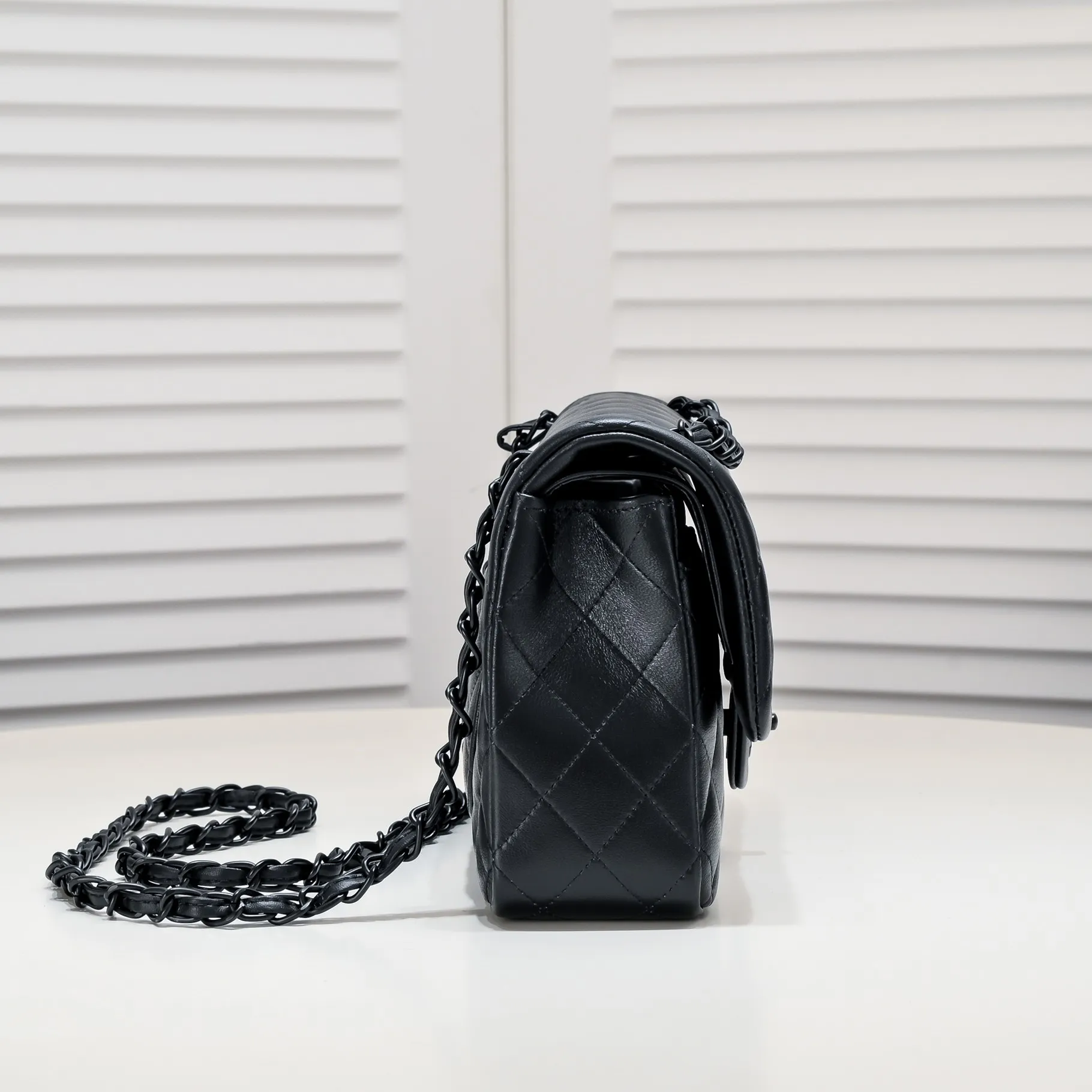 💰400￥Black buckle Chanel🔥Exclusive quality real shot shipment✈️Official website updated simultaneously👑Chanel sheep pattern classic style with original hardware, summer style is coming💋CHANEL ‼ ️Crossbody bag, sheepskin with red lining🌸‼ ️ 🙈Fashion new favorite🙈 Size: 25.5*16*6.5. Style number: 1112 sheepskin